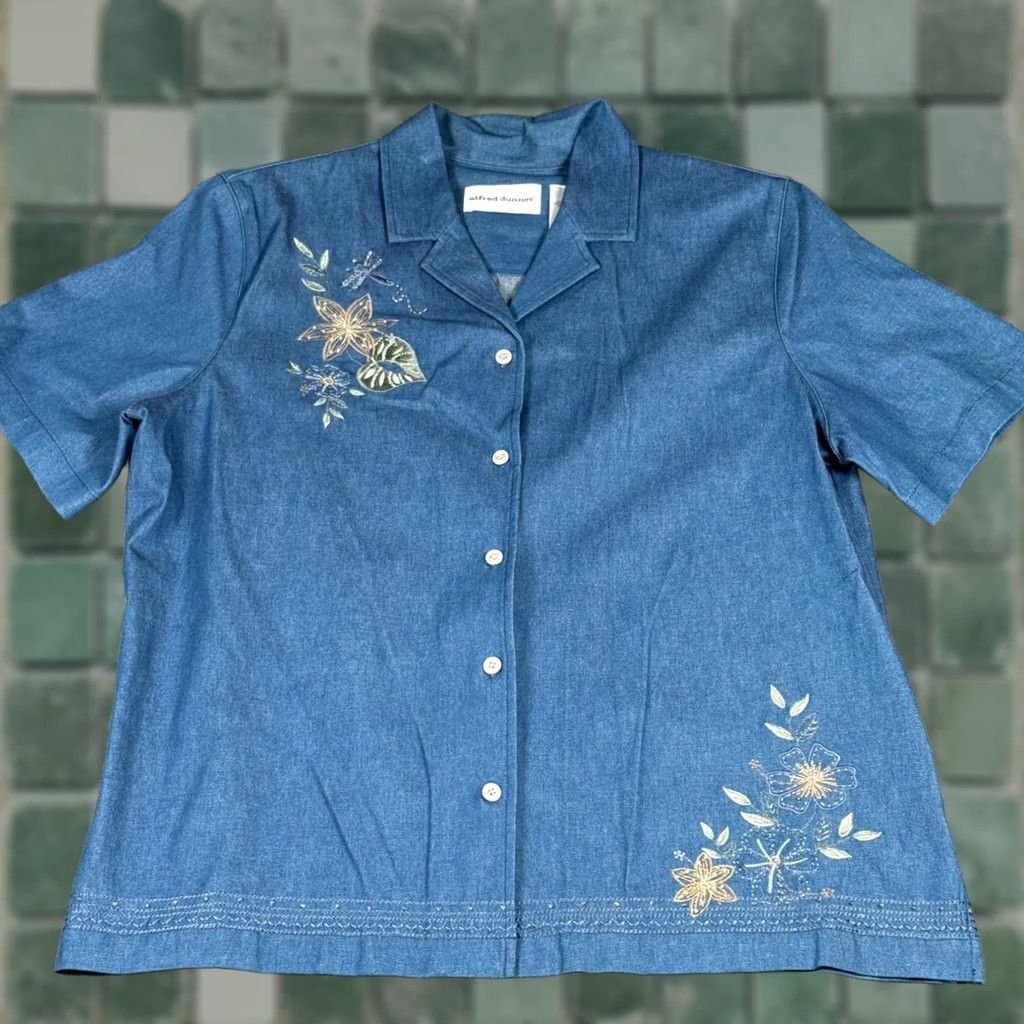 Vintage Alfred Dunner Denim Shirt Blue Dragonfly Floral Embroidered Short Sleeve Button-Up Women 14 NWT Size XL / US 12-14 / IT 48-50 - 1 Thumbnail