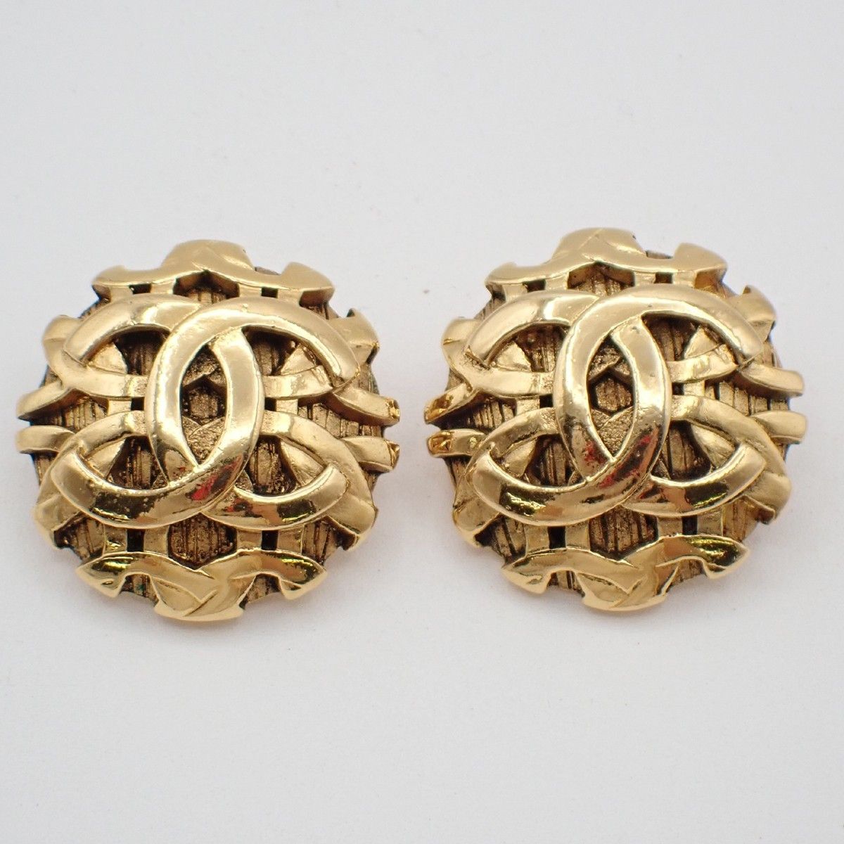 Chanel Chanel Vintage Round CC Clip-On Earrings Metal Size ONE SIZE - 1 Thumbnail