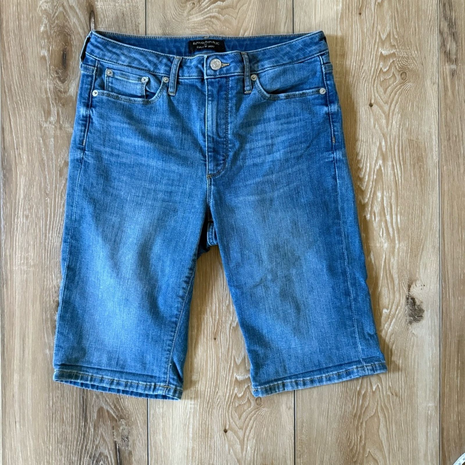Banana Republic Banana Republic Curvy 10” Denim Short 27/4 Size 27" / US 4 / IT 40 - 1 Thumbnail