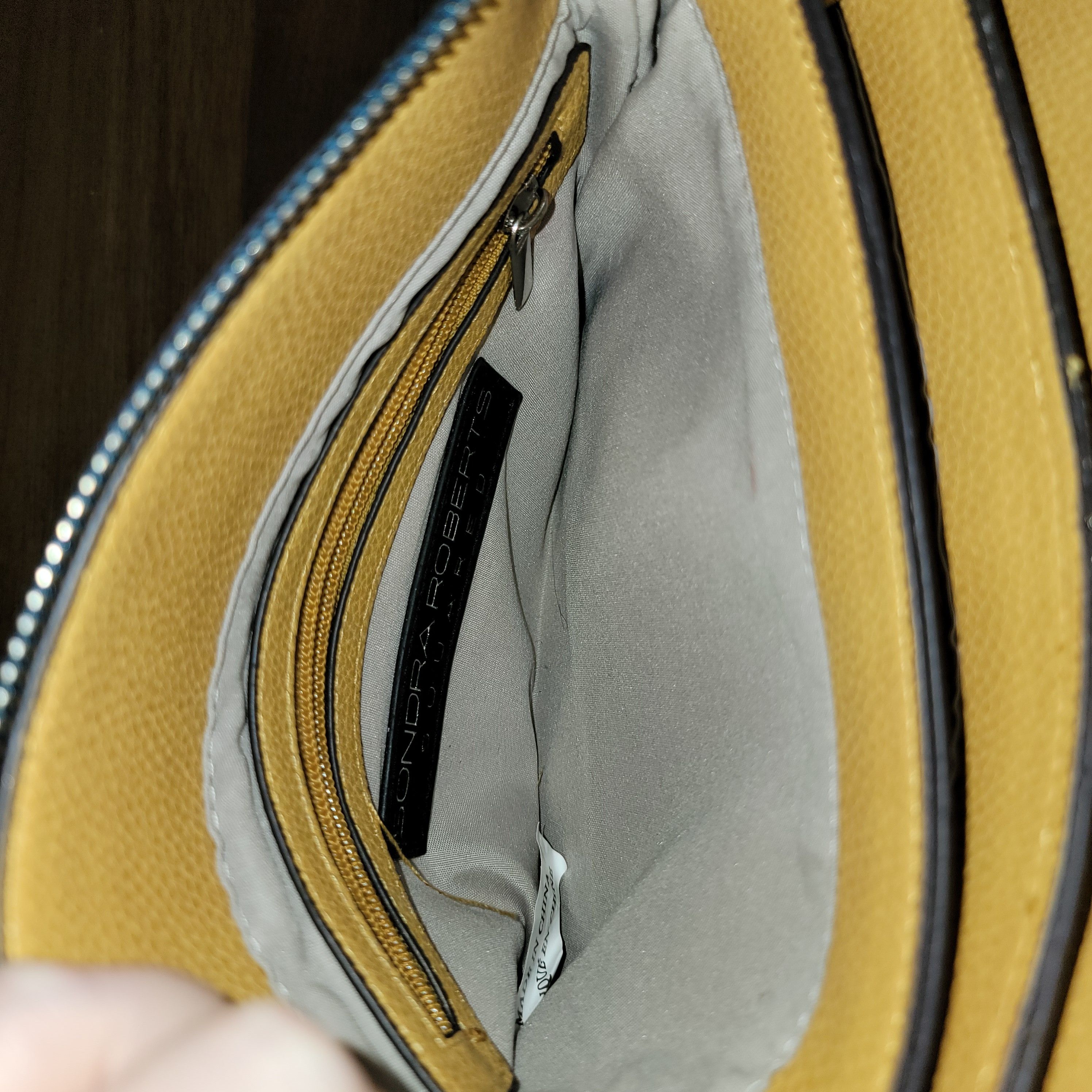 Other Sondra Roberts Crossbody Purse w/ 3 Pockets, Wide Strap Size ONE SIZE - 6 Thumbnail
