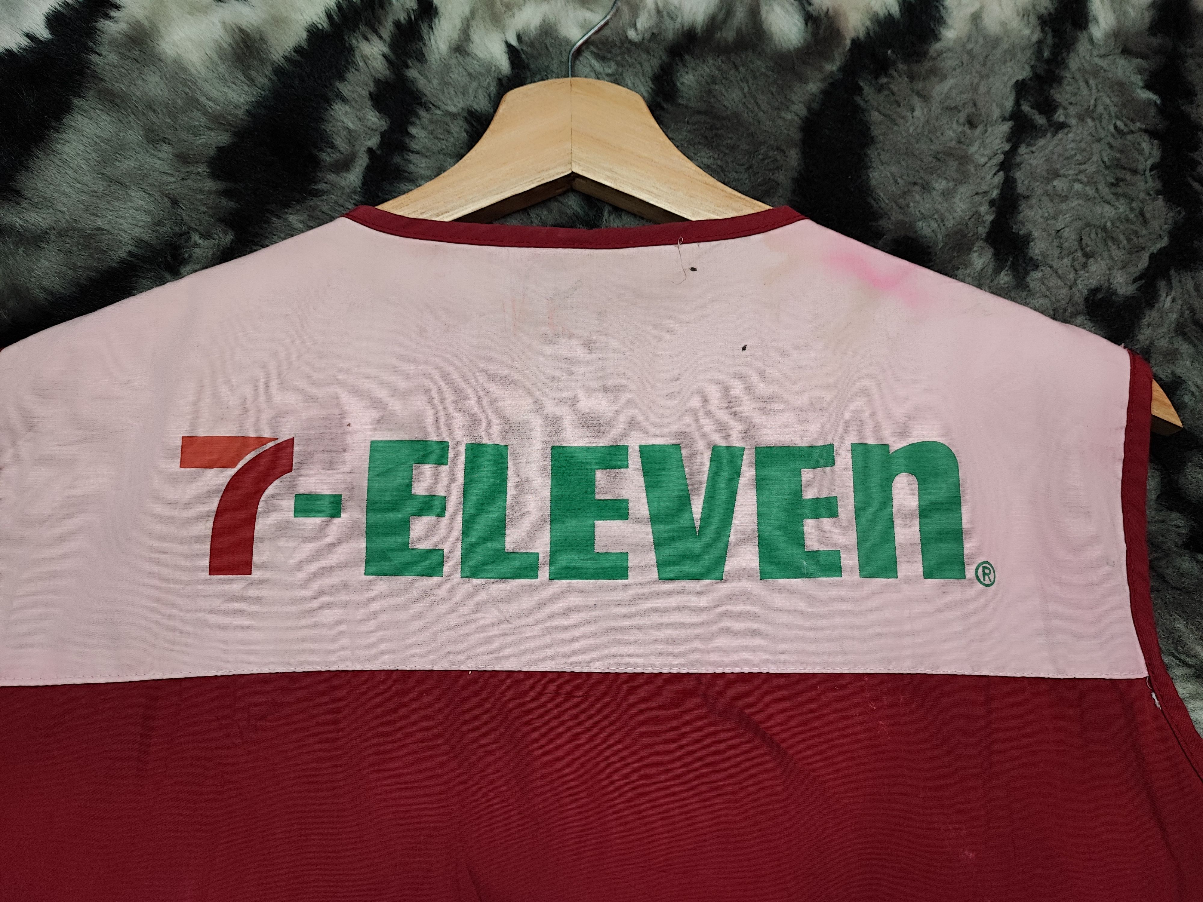 Vintage UNIFORM VINTAGE 7-Eleven EMPLOYEE WORKWEAR RED COLLECTIBLE Size US S / EU 44-46 / 1 - 12 Thumbnail