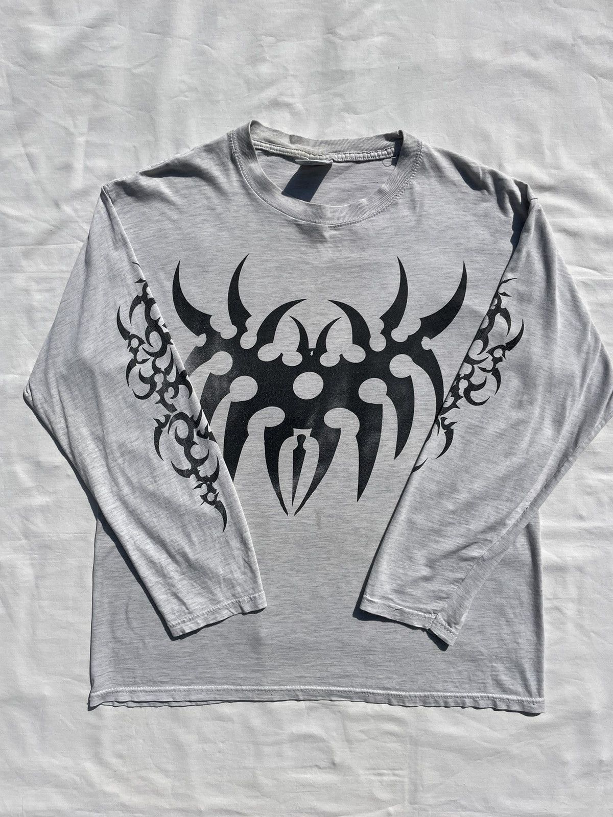 Band Tees × Gildan Gildan Y2K Long Sleeve T-shirt Size US L / EU 52-54 / 3 - 4 Thumbnail