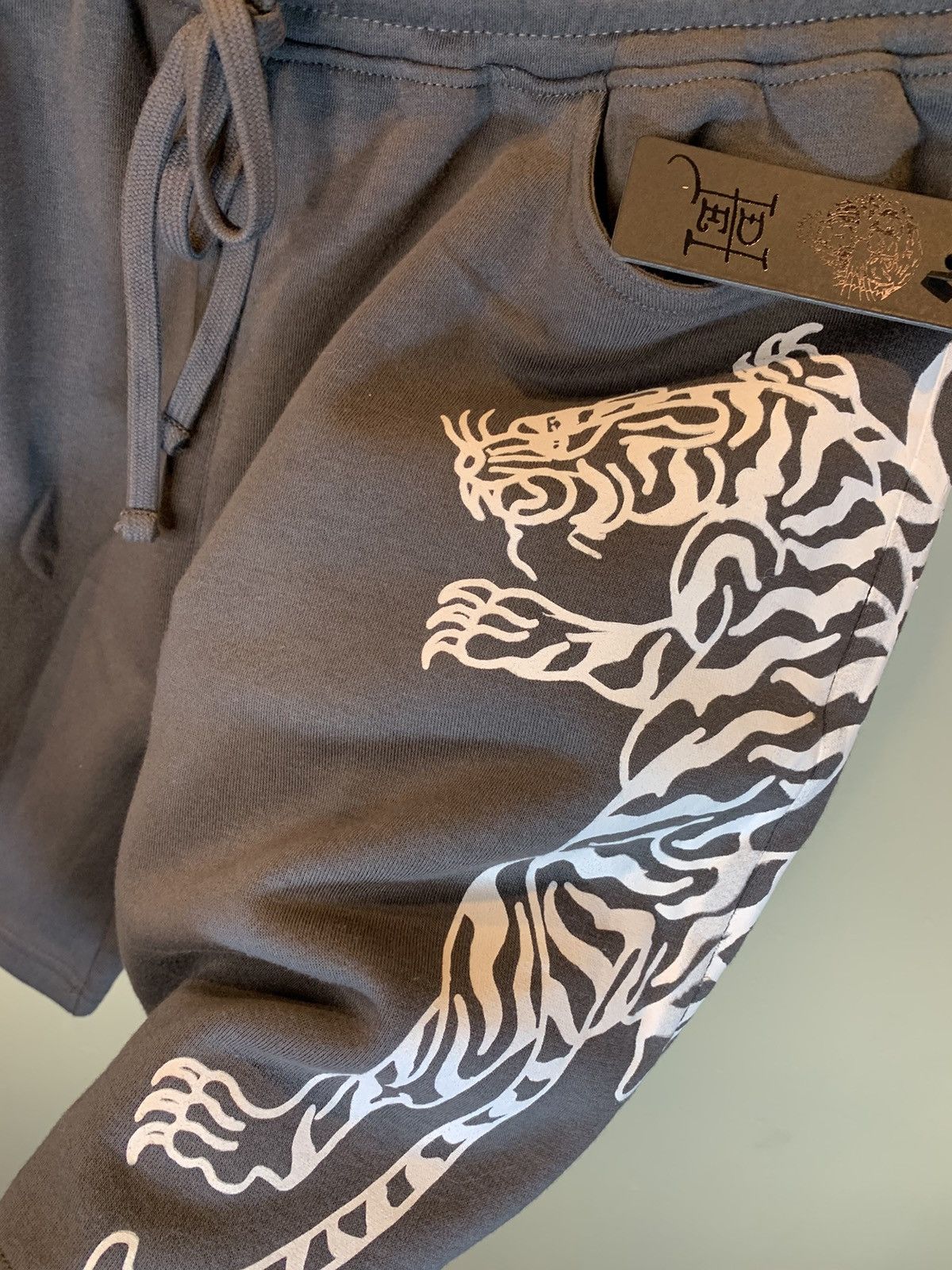 Ed Hardy *RARE* Ed Hardy Tiger Script Tattoo Print AOP Sweat Shorts Size US 30 / EU 46 - 4 Thumbnail