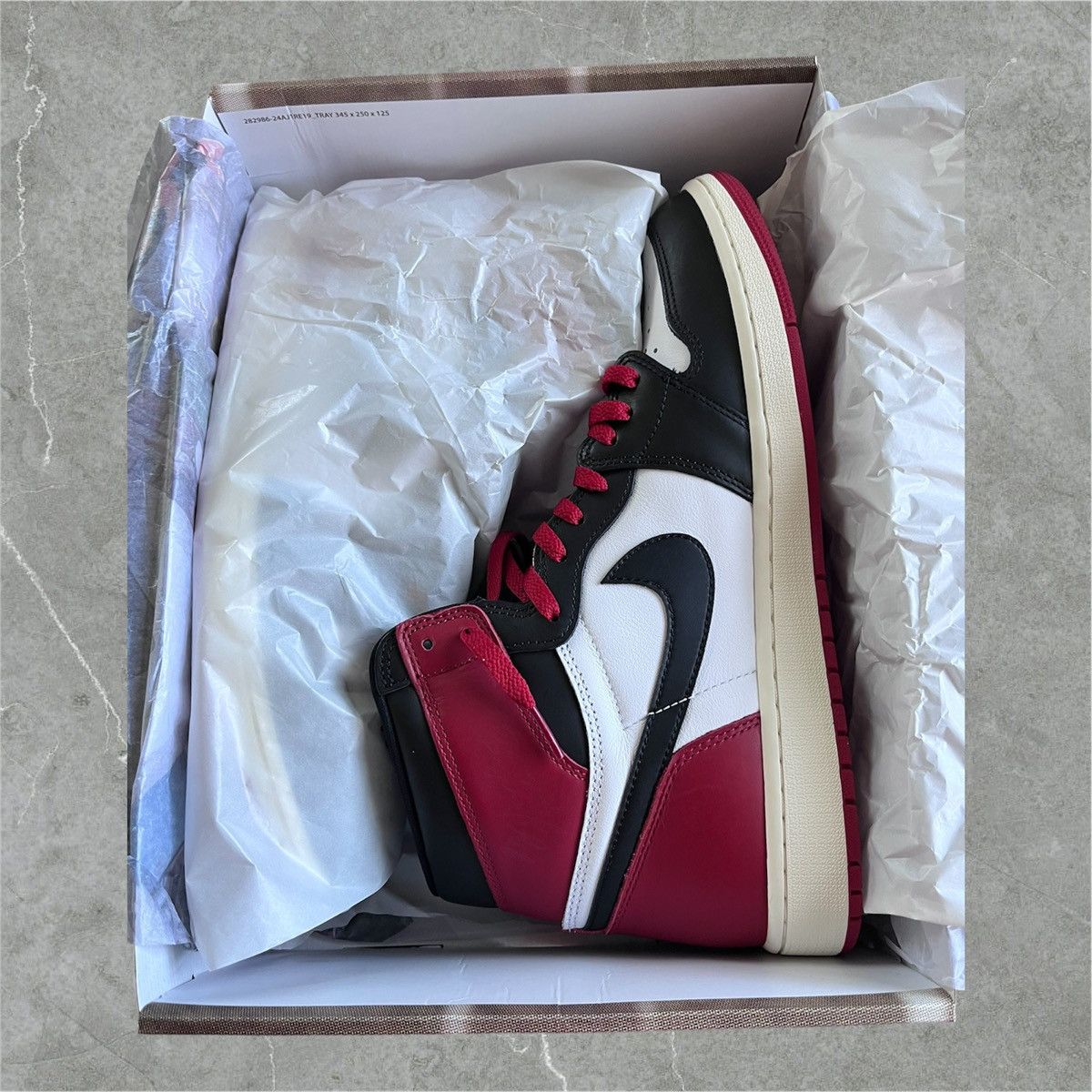 Jordan Brand Air Jordan Retro High OG Black Toe Size US 13 / EU 46 - 8 Thumbnail