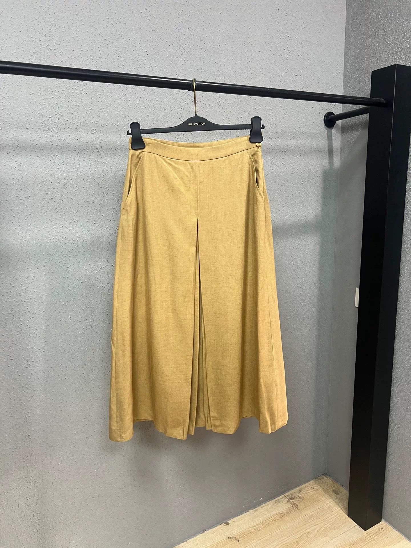 Gucci beige Gucci midi skirt for women Size 40" / US 18 - 1 Thumbnail