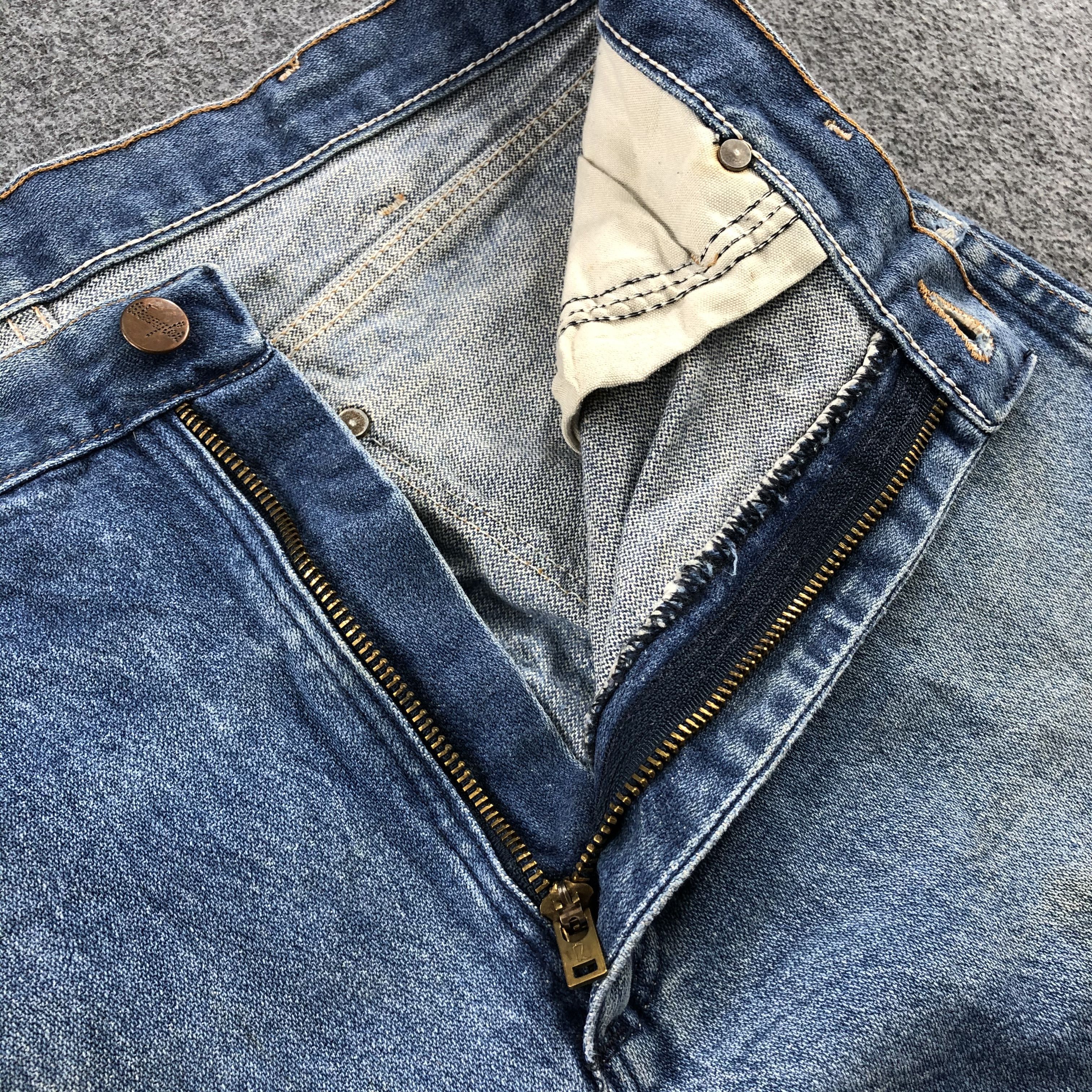 Vintage Vintage Blue Wash Wrangler Jeans-J2051 Size US 31 - 12 Thumbnail