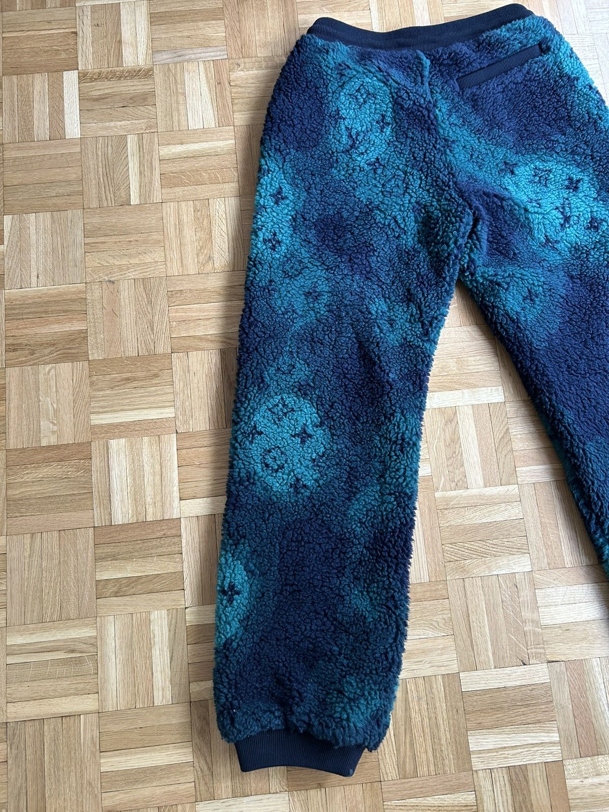 Louis Vuitton 🟢 LOUIS VUITTON 🟢 - Green Camo Monogram Joggers Size US 31 - 19 Thumbnail