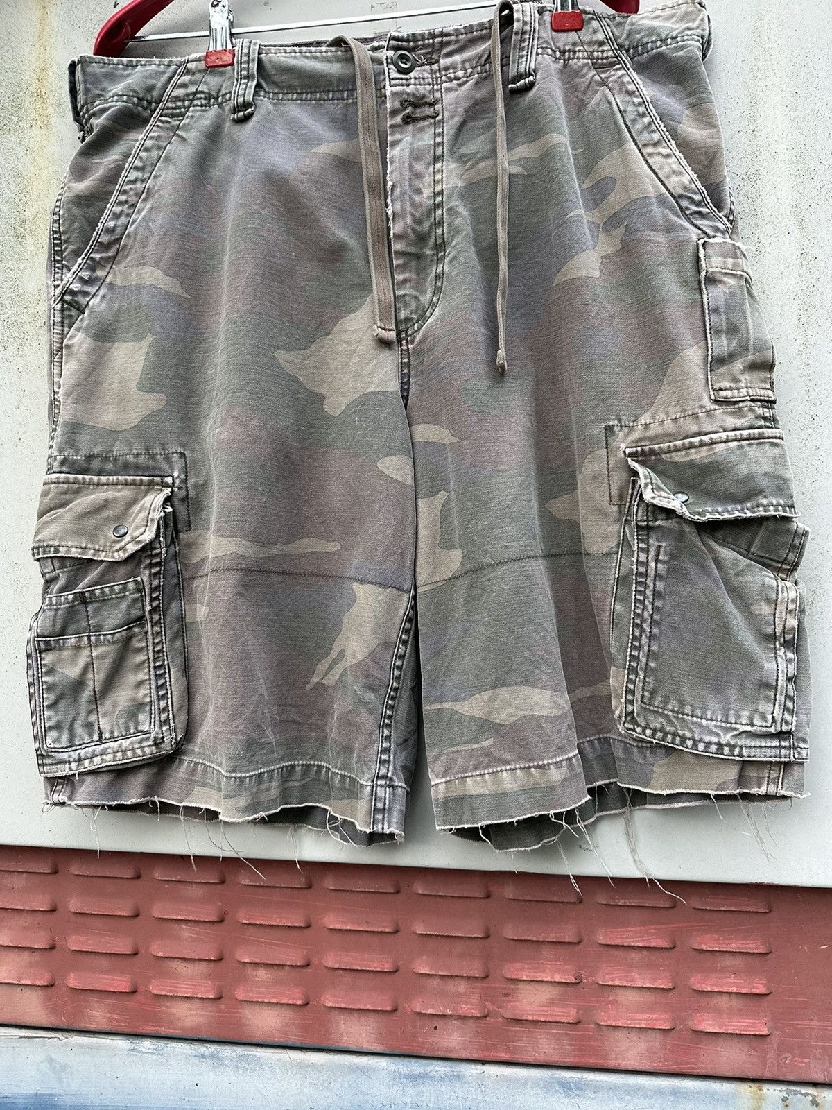Vintage Vintage THRASHED Old Navy Camo Cargos Size US 35 - 6 Thumbnail