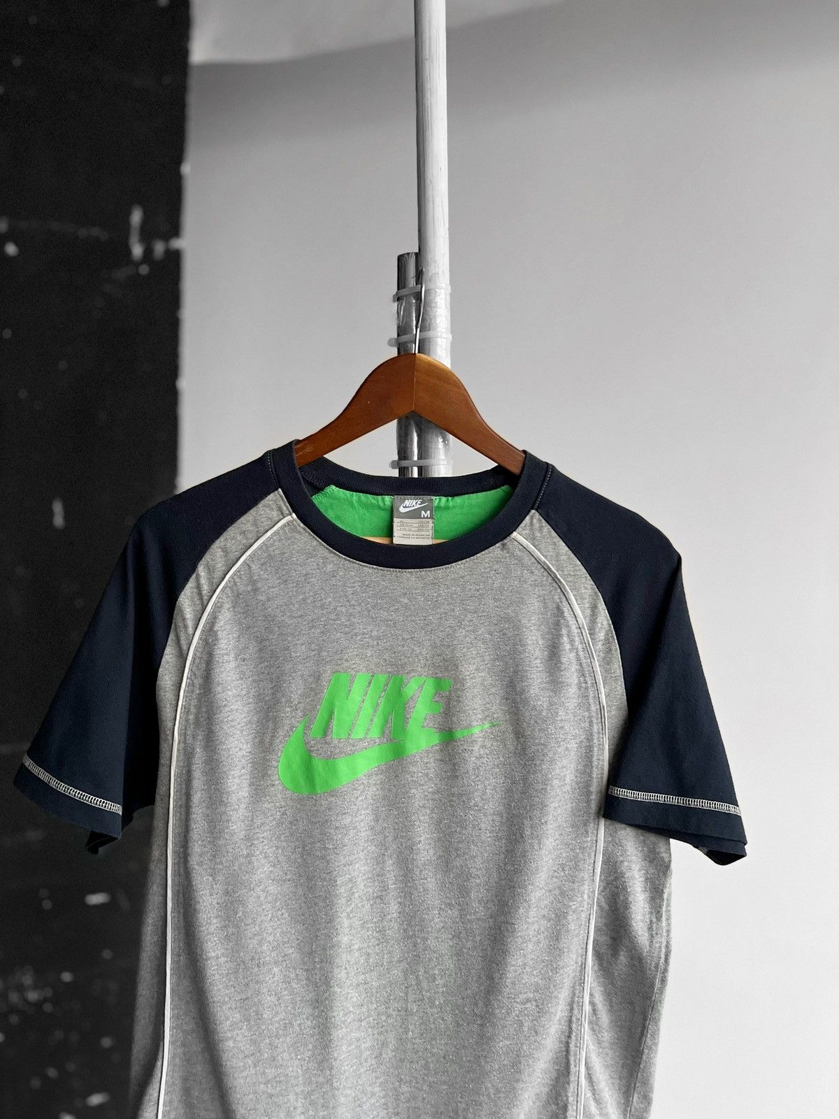 Nike × Vintage Nike Womens Vintage 00s Short Sleeve T-Shirt Center Logo Size M / US 6-8 / IT 42-44 - 2 Thumbnail