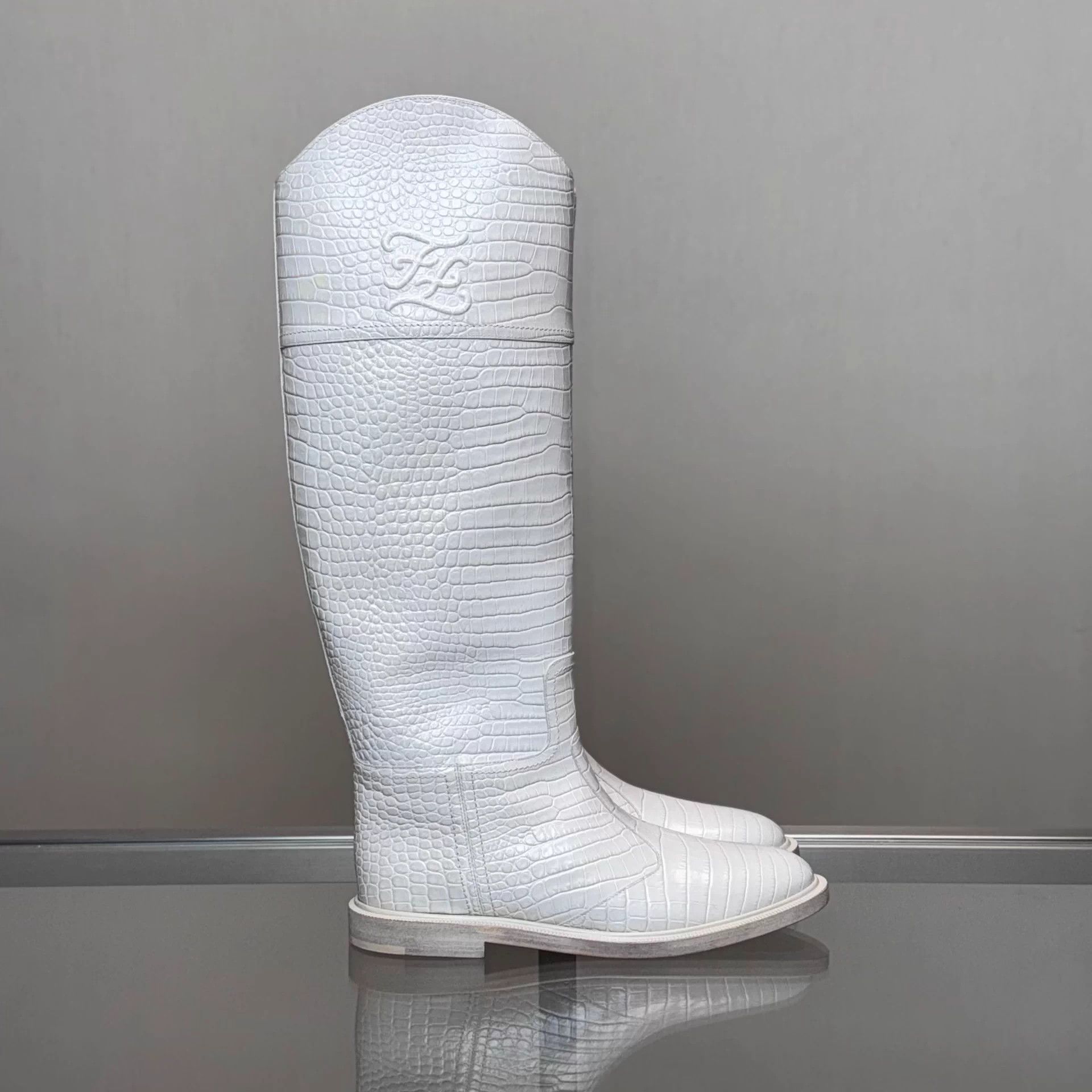 Fendi Fendi white crocodile print boots 37.5 Size US 6.5 / IT 36.5 - 5 Thumbnail
