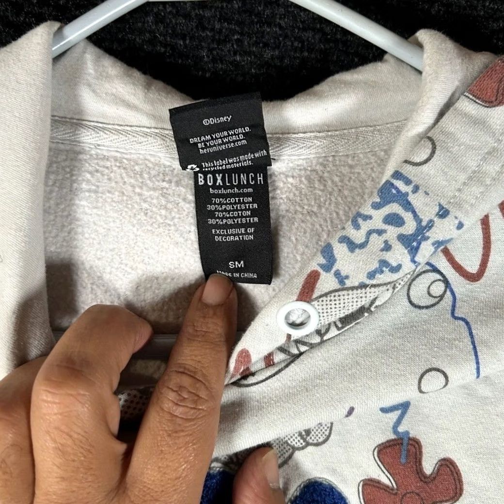 Disney VINTAGE Disney Our Universe Boxlunch Stitch Ohana All Over Print Hoodie Women S White Size S / US 4 / IT 40 - 3 Thumbnail