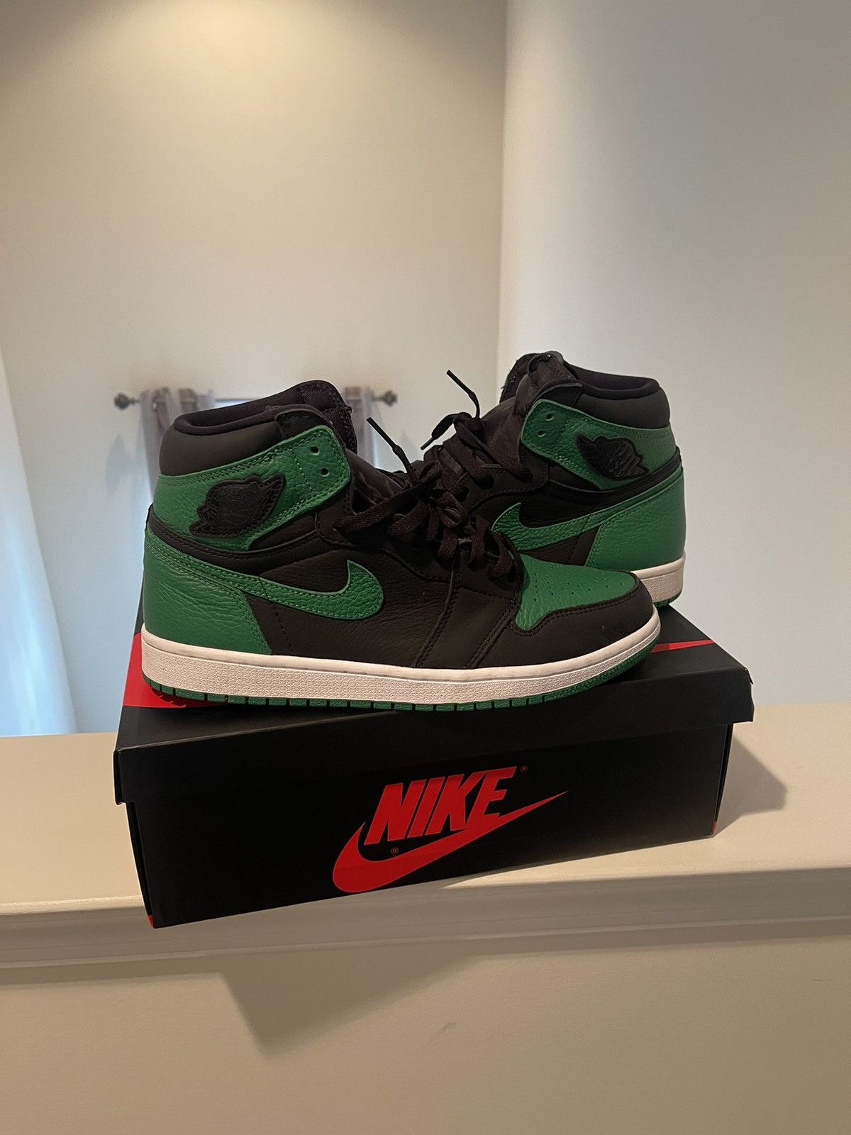 Jordan Brand Air Jordan 1 Retro High OG Pine Green 2.0 Size US 10.5 / EU 43-44 - 1 Thumbnail