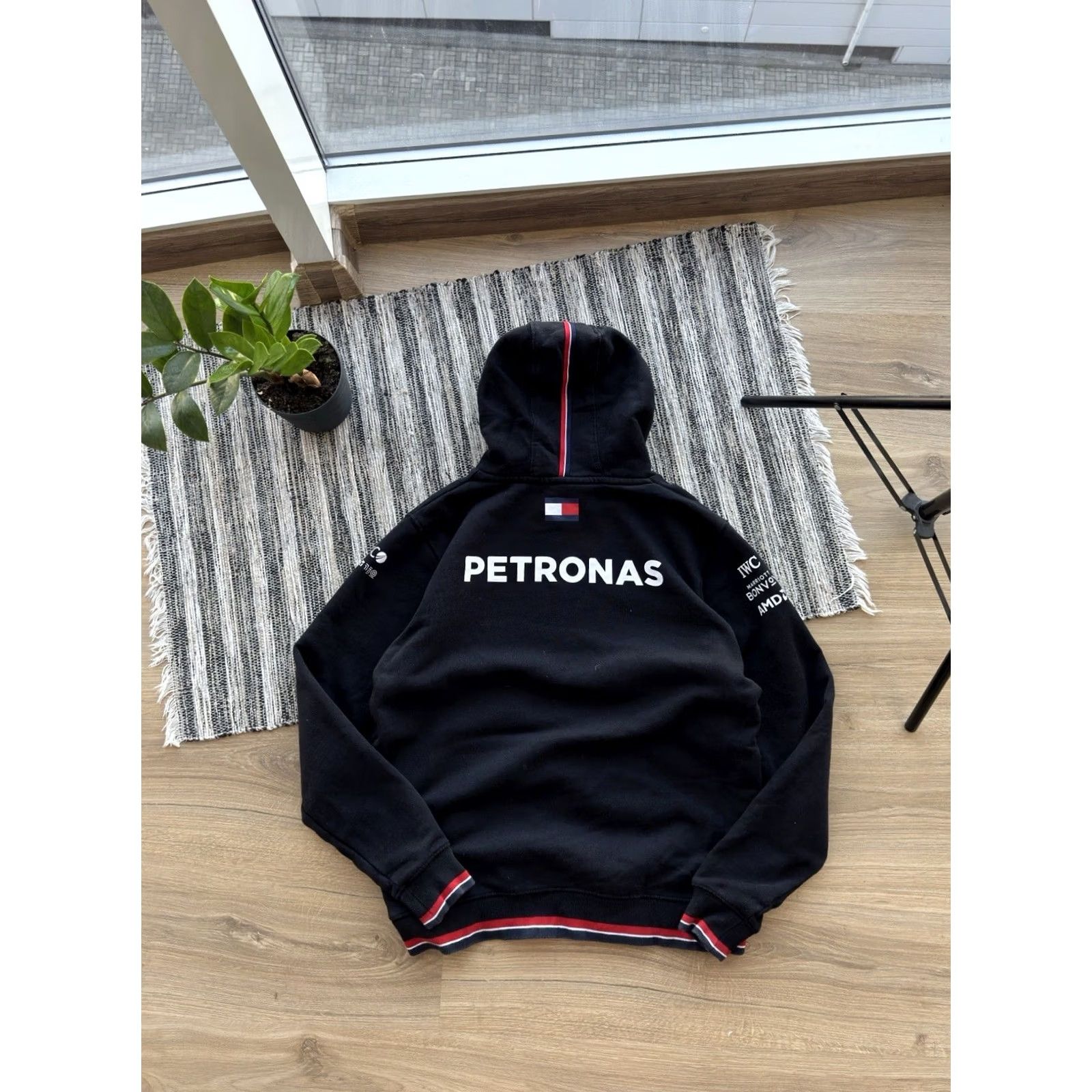 Mercedes-Benz VINTAGE Mercedes-Benz AMG Petronas Formula One Team Black Hoodie Men M Size Crew Neck Pullover Logo 90s Streetwear Cars Racing Nike style? Size US M / EU 48-50 / 2 - 4 Thumbnail