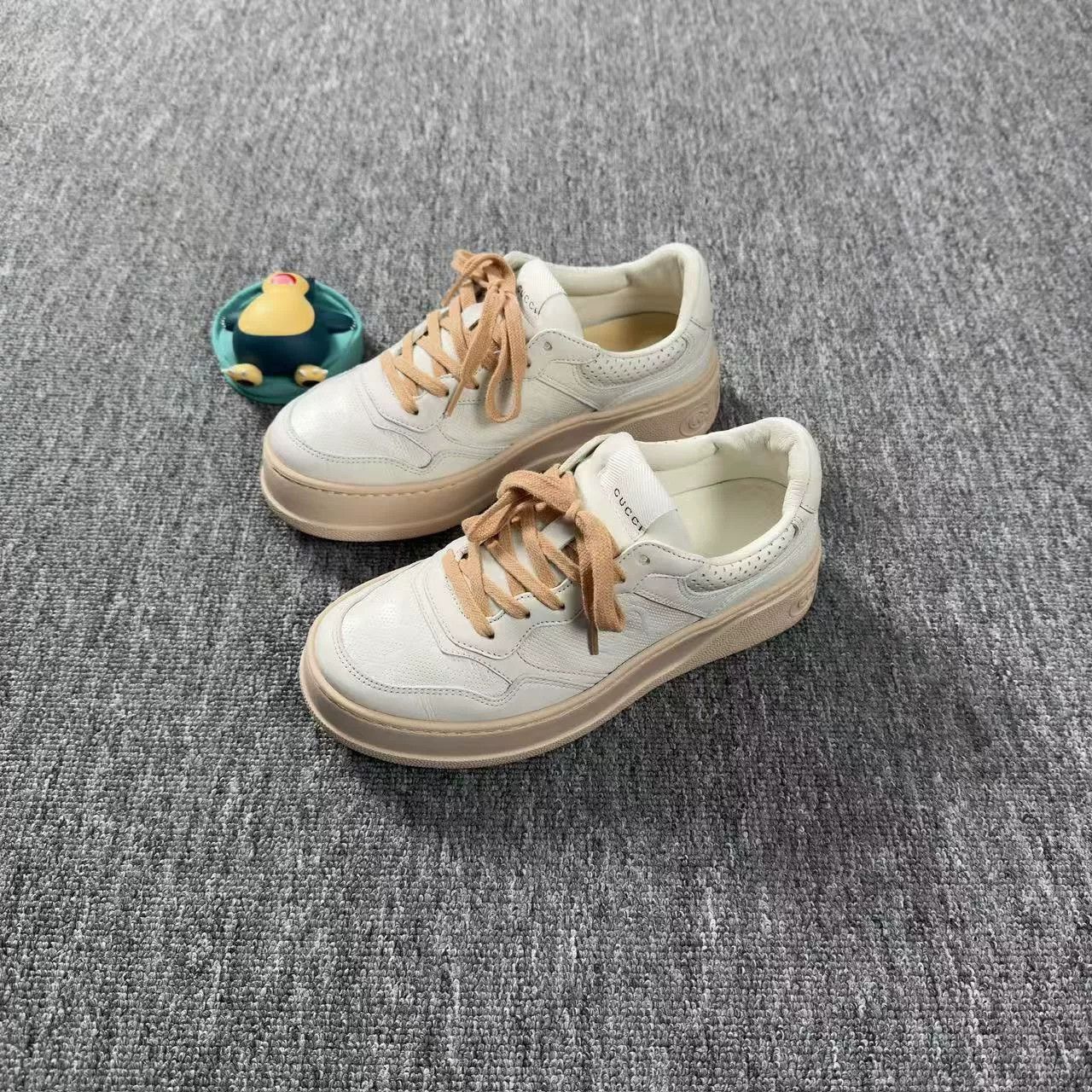 Gucci Gucci White Chunky B Sneakers 37 Size US 7 / IT 37 - 1 Thumbnail