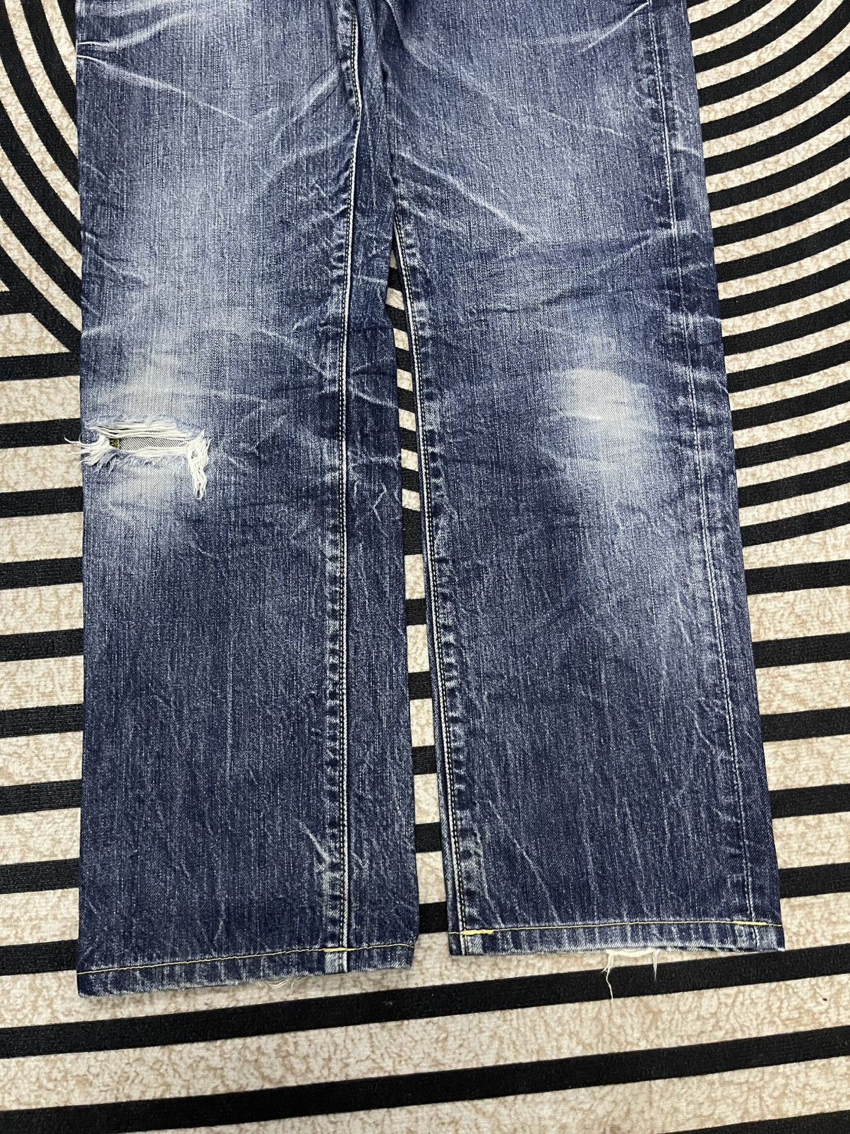 Beauty Beast 2000s UNIQLO MUDWASH DENIM DISTRESSED JEANS Size US 30 / EU 46 - 4 Thumbnail