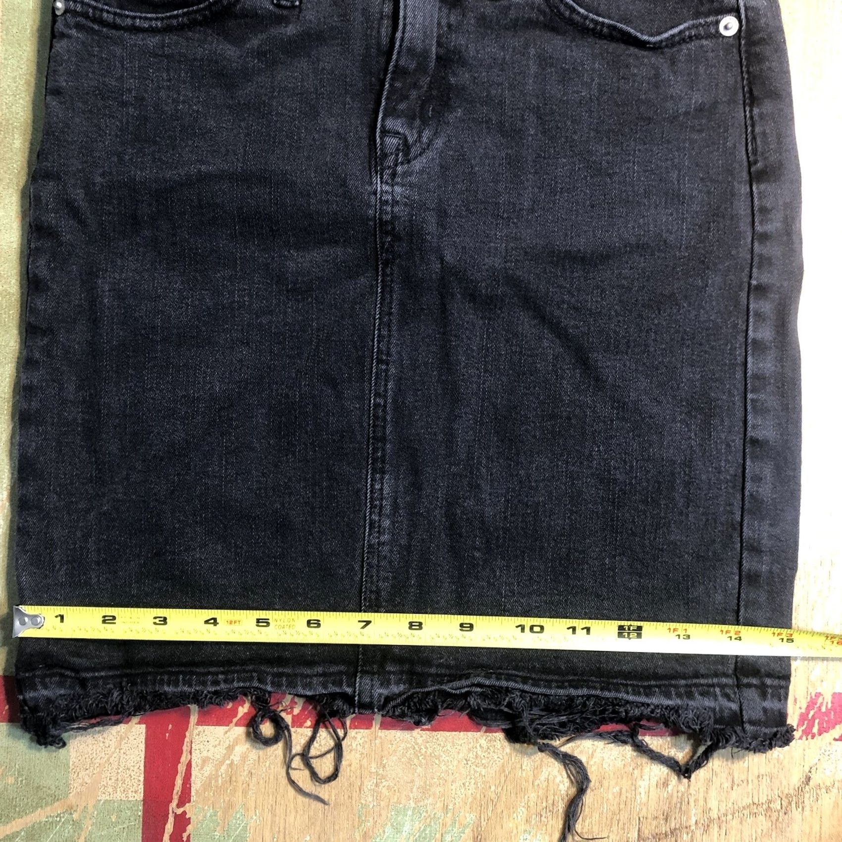 J.Crew J.CREW Denim Pencil Skirt Women's Petite 25P Black Frayed Raw Hem Pockets Bohemian Preppy American Style Short Skirt Mens Womens Girls? Size 42" / US 20 - 7 Thumbnail