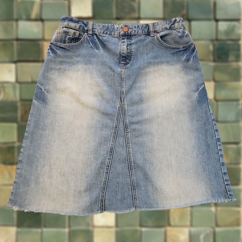 Mossimo VINTAGE Mossimo Denim Knee Length Skirt Button Zipper Pockets A-Line Solid Blue Womens 90s Hippie Western B OA Size 32" / US 10 / IT 46 - 1 Thumbnail