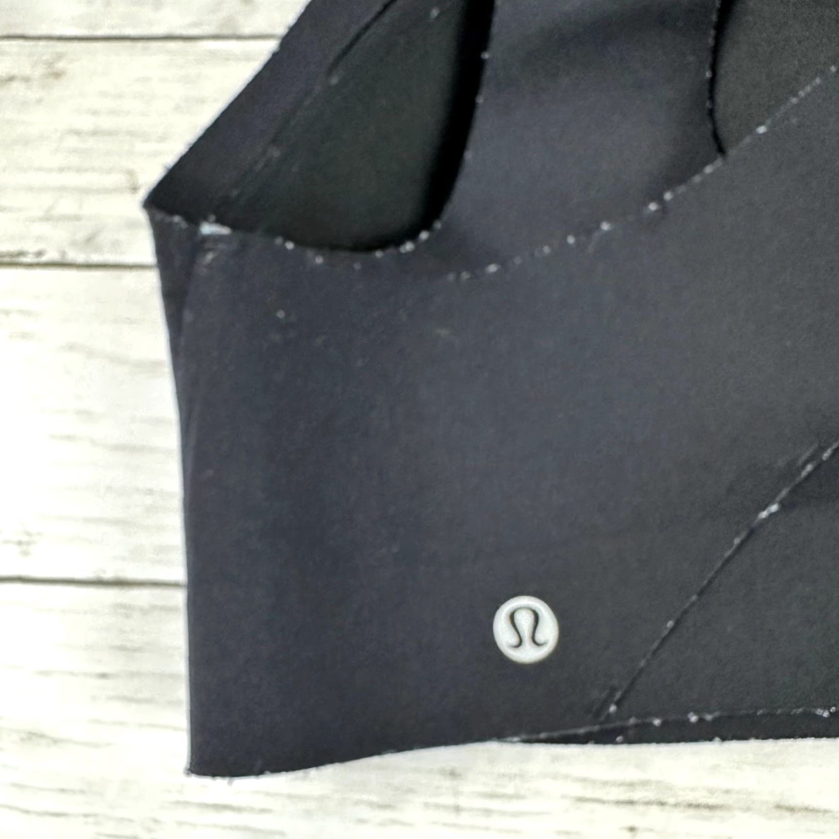Lululemon VINTAGE Lululemon Sports Bra Womens Black Logo High Support Molded Strappy Activewear 36DD Wireless Full Cup Women's Size ONE SIZE - 3 Thumbnail