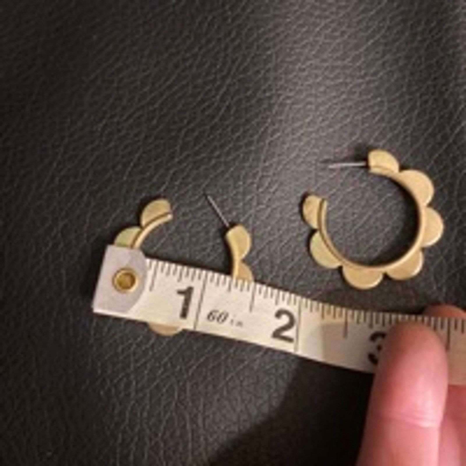 Vintage Gold Flower Hoop Earrings Retro Petal Design Lightweight Size ONE SIZE - 6 Thumbnail