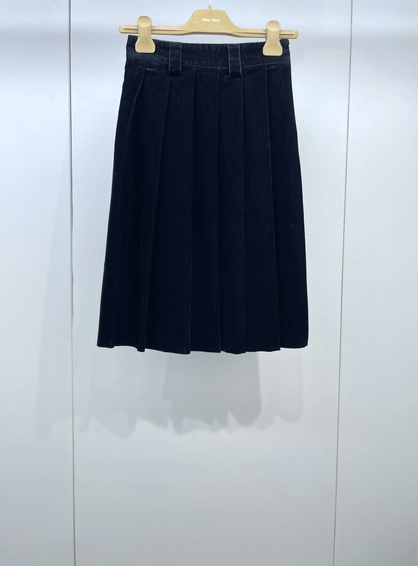 Miu Miu Miu Miu Velvet Pleated Letter Patch Skirt Size 36" / US 14 / IT 50 - 1 Thumbnail