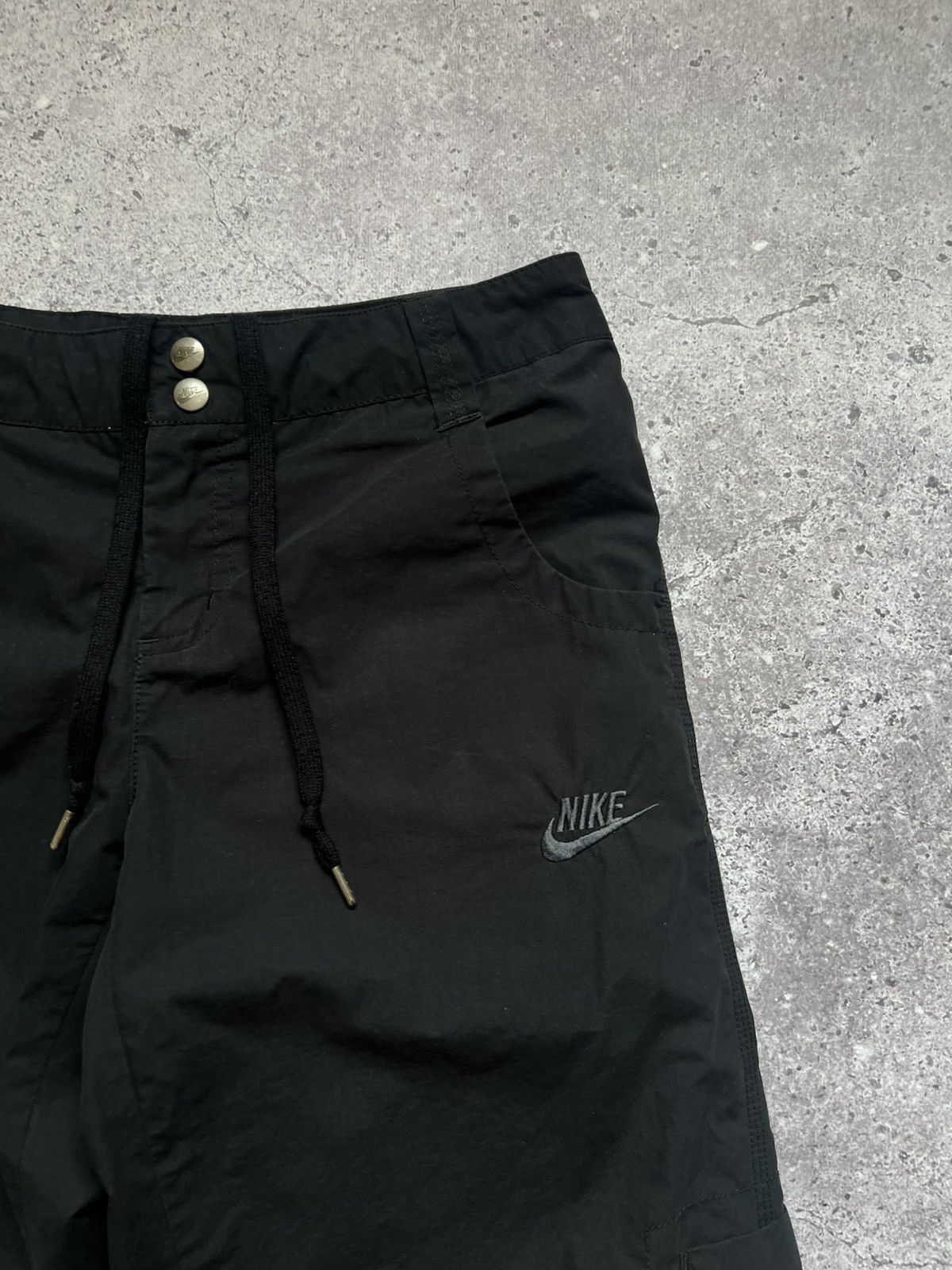 Vintage Vintage Nike Y2K Swoosh Cargo Pants Size 32" / US 10 / IT 46 - 4 Thumbnail
