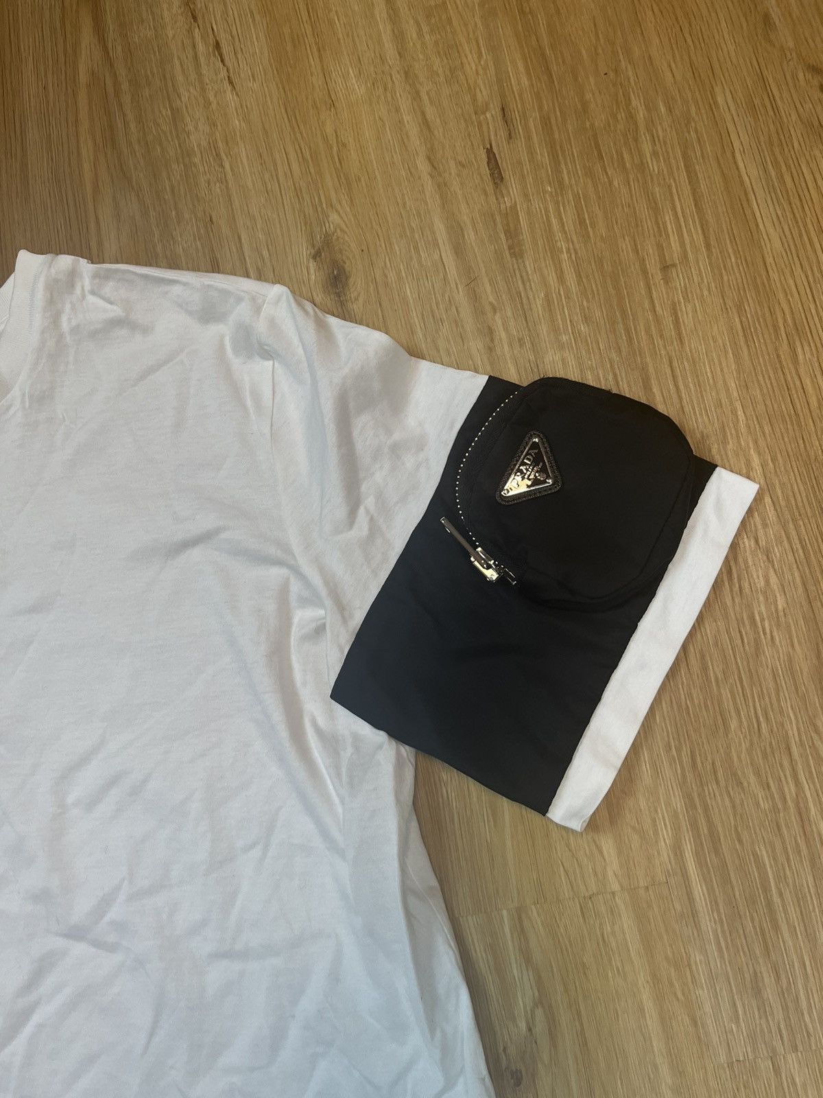 Prada Prada Nylon pocket logo t shirt 2020 Size M / US 6-8 / IT 42-44 - 2 Thumbnail