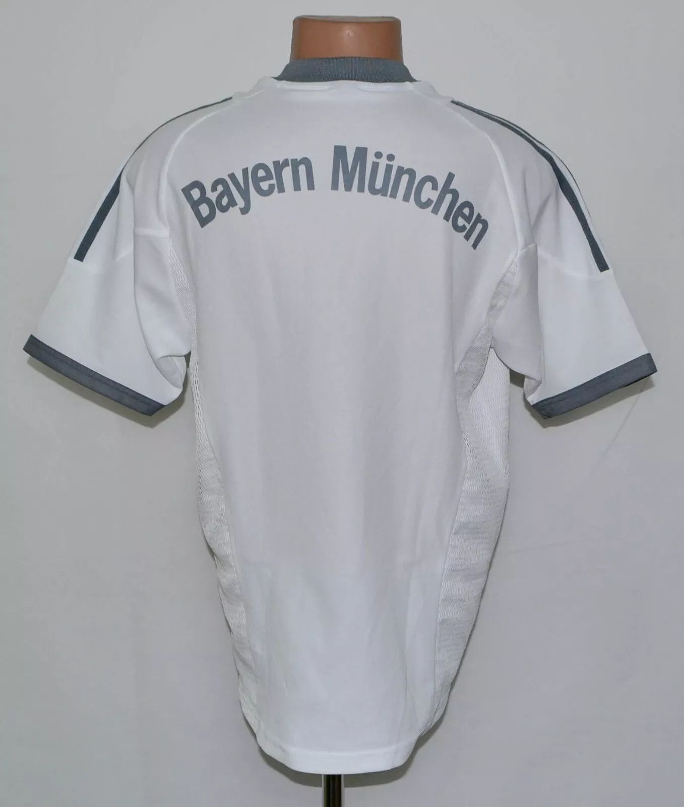 Adidas BAYERN MUNCHEN 2002/2003 HOME FOOTBALL SHIRT ADIDAS SIZE S Size US S / EU 44-46 / 1 - 2 Thumbnail