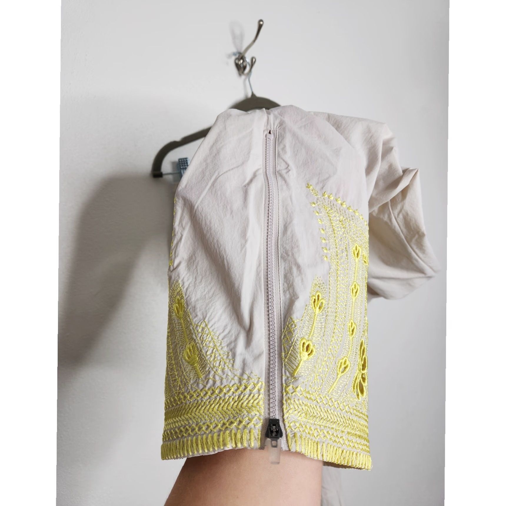 Free People NWT Free People Movement Fly By Night Embroidered Ivory Cargo Pants XS Women's Track Pants NWT Free People Movement Ivory Cargo Pants XS Women Size 26" / US 2 / IT 38 - 3 Thumbnail