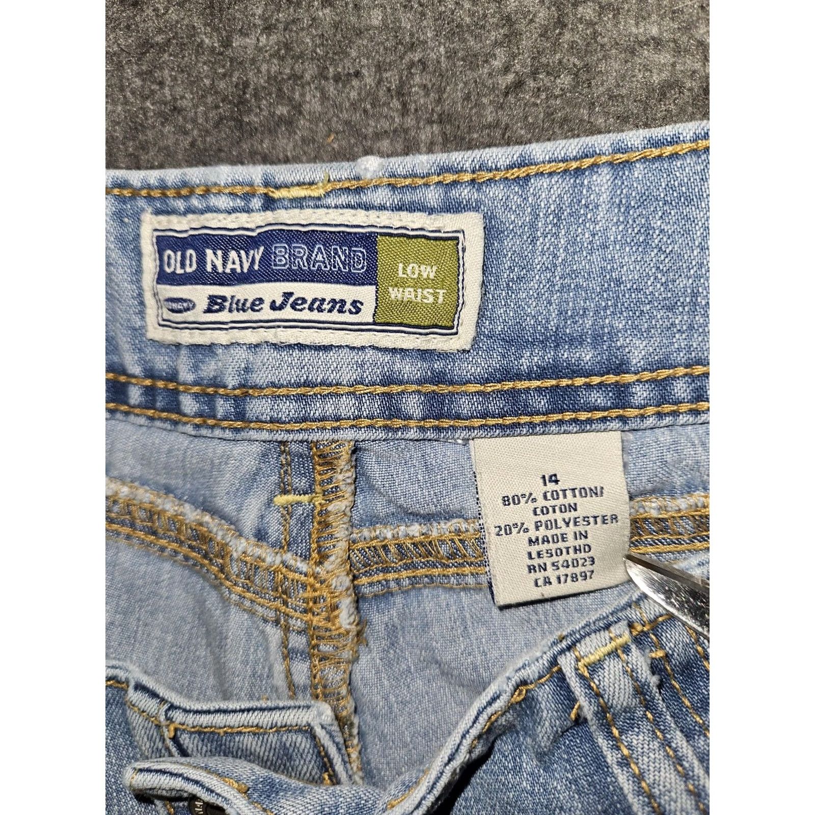 Old Navy VINTAGE Old Navy Shorts Womens 14 Denim Blue Light 00s Low Rise Double Button 3.5 Inseam Cotton Polyester Distressed? Size 36" / US 14 / IT 50 - 2 Thumbnail