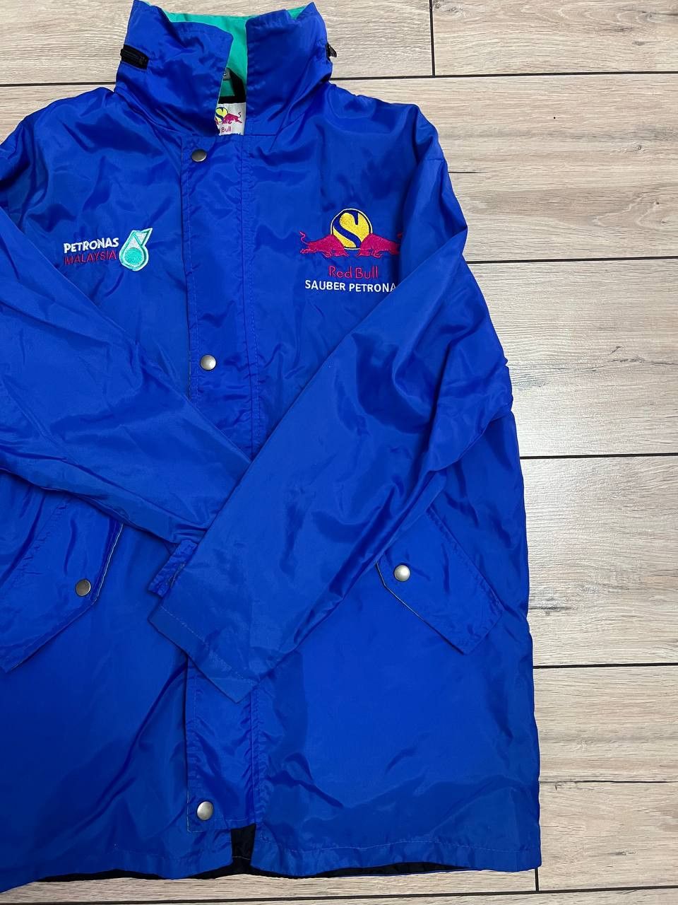 Red Bull Rare Red Bull Sauber Petronas Malaysia Rain Wind Hood Jacket Size US S / EU 44-46 / 1 - 5 Thumbnail