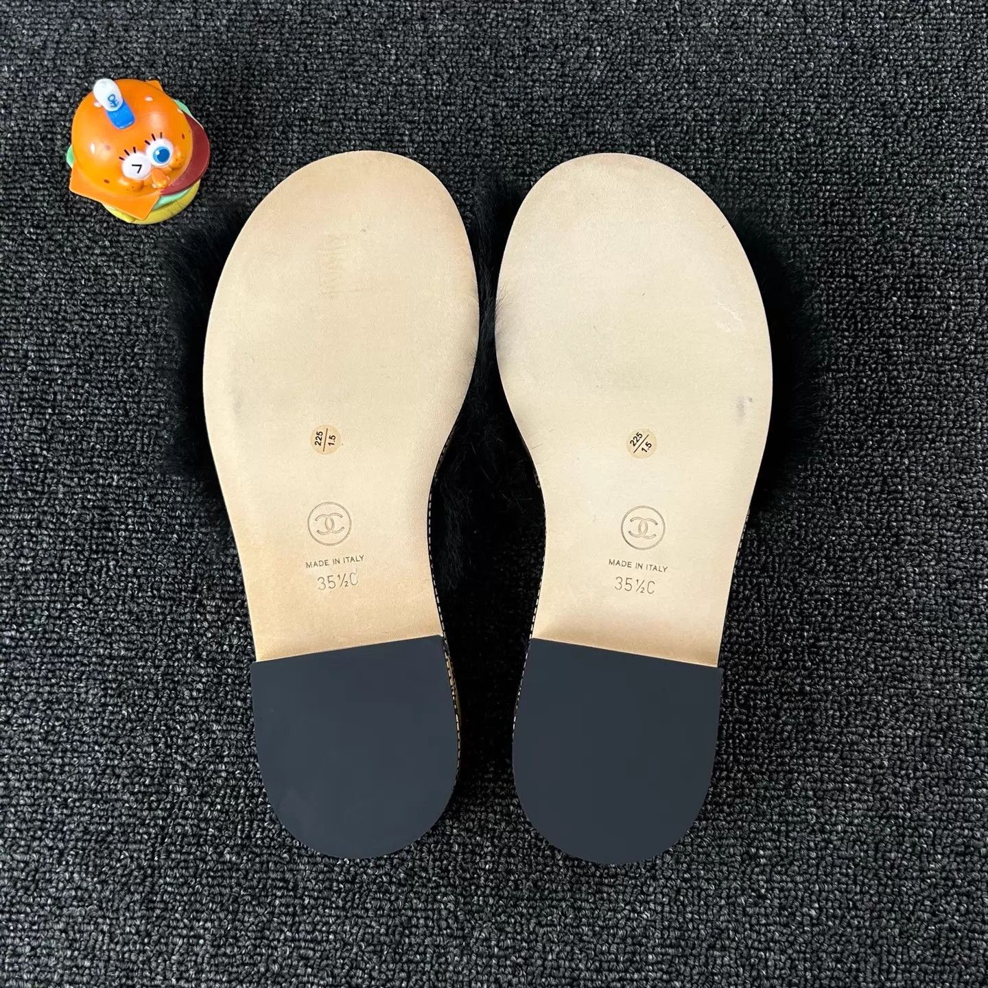 Chanel Chanel Women's Black CC Logo Fur Slippers 35.5 Size US 5 / IT 35 - 6 Thumbnail