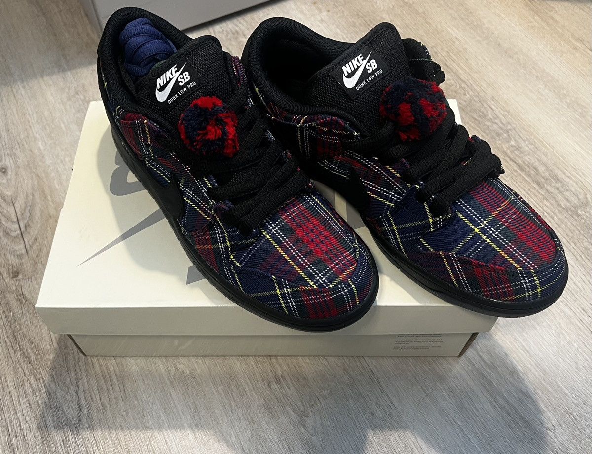Nike SB Nike SB Dunk Low x Nardwuar Size US 10.5 / EU 43-44 - 2 Thumbnail