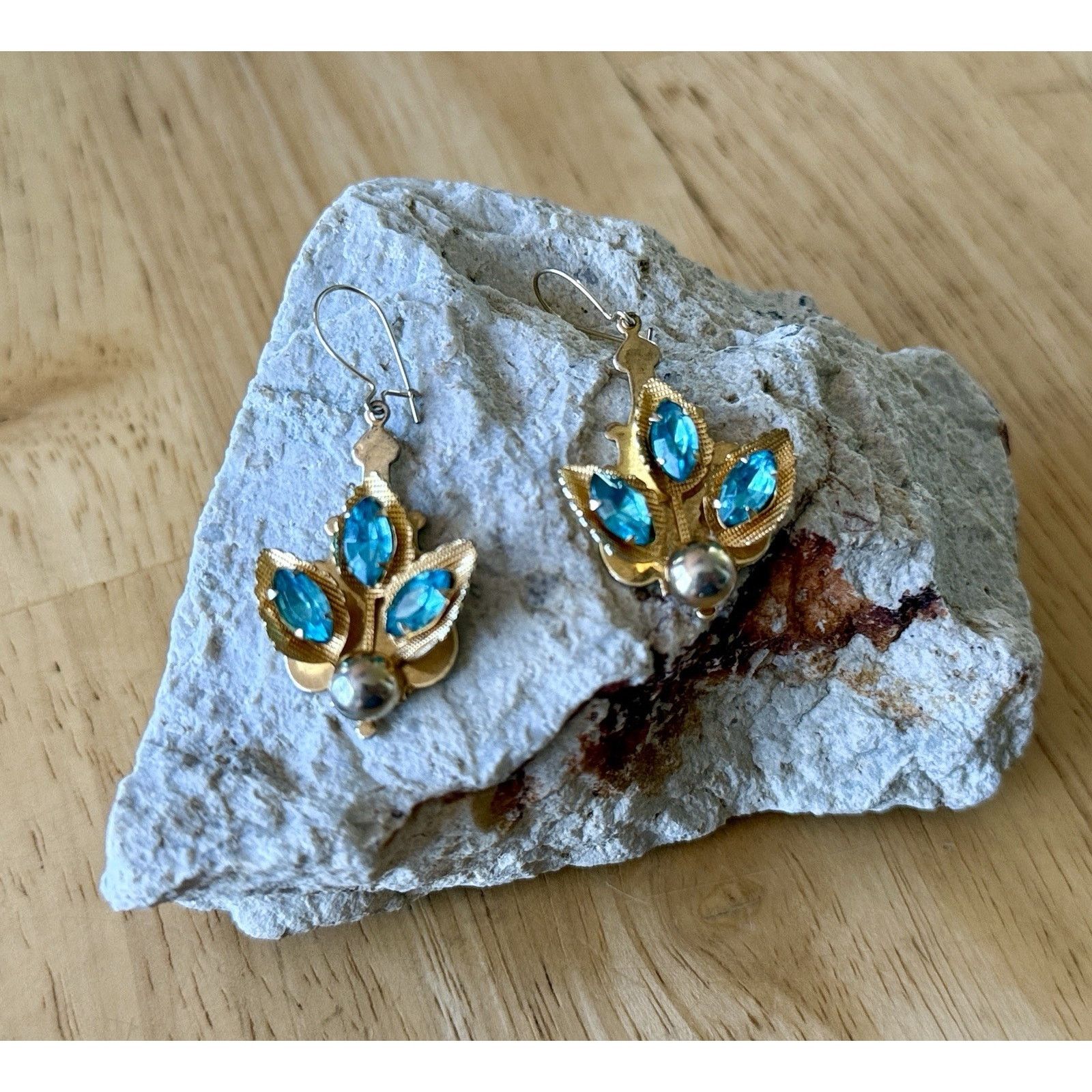 Other Vintage Bright Aqua Unfoiled Glass Dangle Earrings Size ONE SIZE - 1 Thumbnail