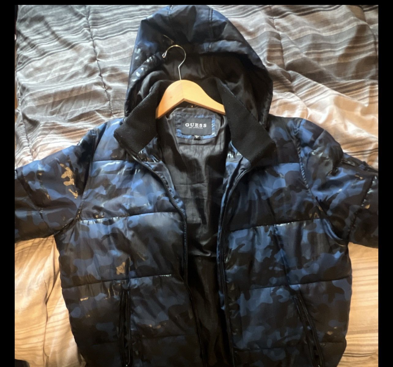 Guess Liquid Camo Puffer Jacket – Blue/Black – Size XL
