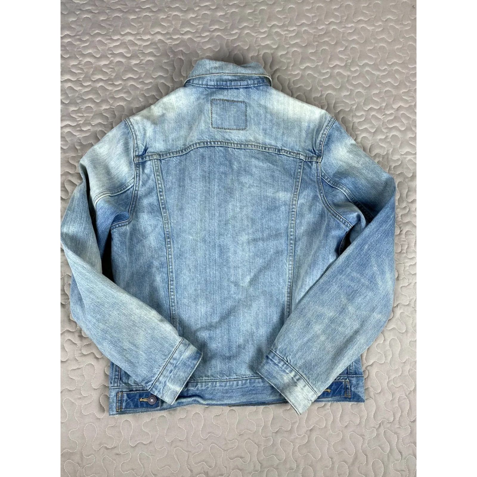 Denime VINTAGE Levis Trucker Jean Jacket Mens M Light Wash Distressed EUC Denim Jacket Blue 26in Shoulder 21in Pit to Pit Mens Size US 31 - 4 Thumbnail