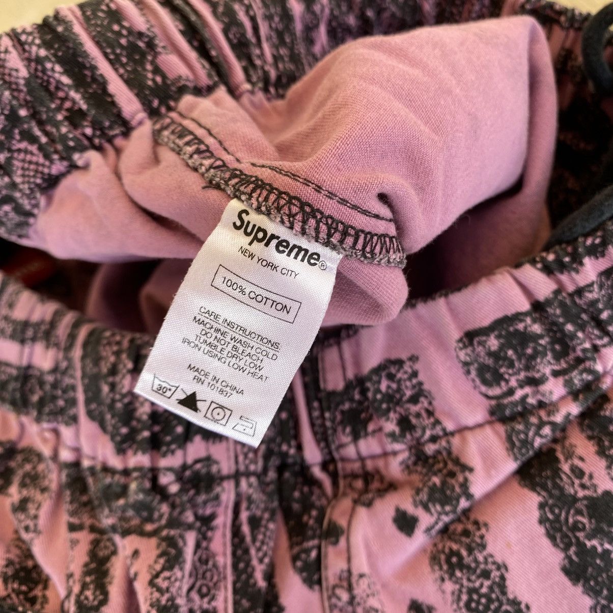 Supreme Supreme Laces Pants Pink 2017 Bandana Paisley Print Size US 34 / EU 50 - 4 Thumbnail