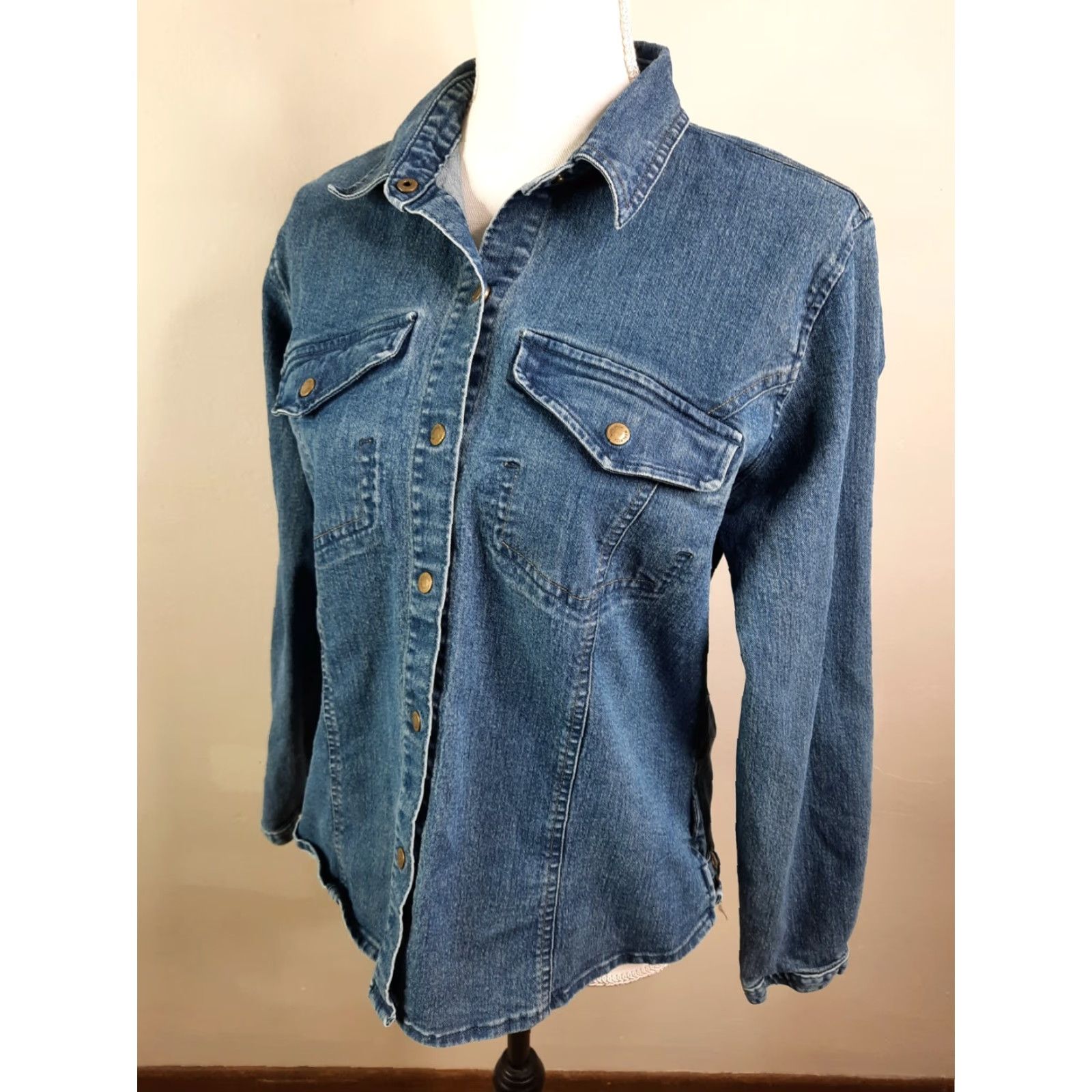 Vintage Woolrich Button-Up Shirt Denim Blue Pockets Collared Snaps Women M Classic Woolrich Denim Button-Up Shirt Size M / US 6-8 / IT 42-44 - 2 Thumbnail