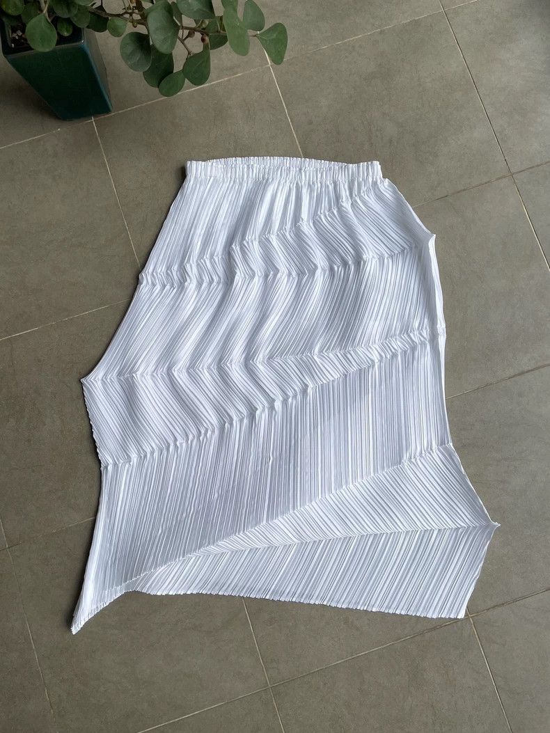 Issey Miyake Issey Miyake size:2 A white mainline transformable skirt Size 31" - 1 Thumbnail