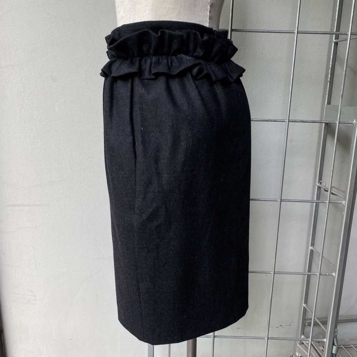 Moschino MOSCHINO Black Pencil Skirt with Side Ruffles Size 28" / US 6 / IT 42 - 2 Thumbnail