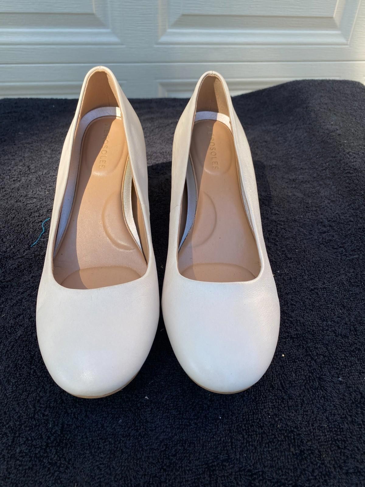 Designer Womens Aerosoles Heels Pumps Sz 8.5M Ivory Leather (S628) Size US 8.5 / IT 38.5 - 1 Thumbnail