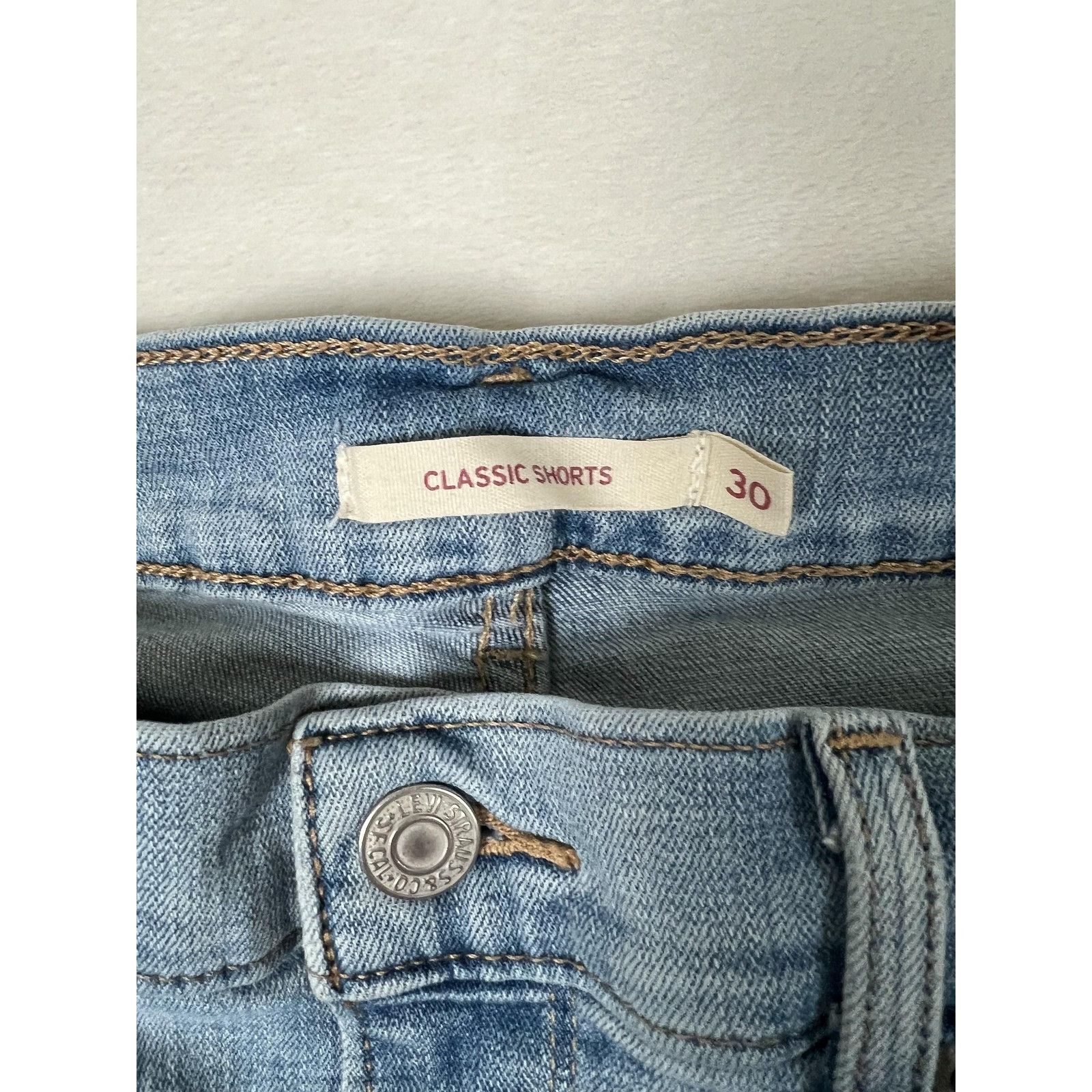 Levi's Levi's Classic Shorts Women's 30 Blue Light Wash Denim Stret Size 30" / US 8 / IT 44 - 2 Thumbnail