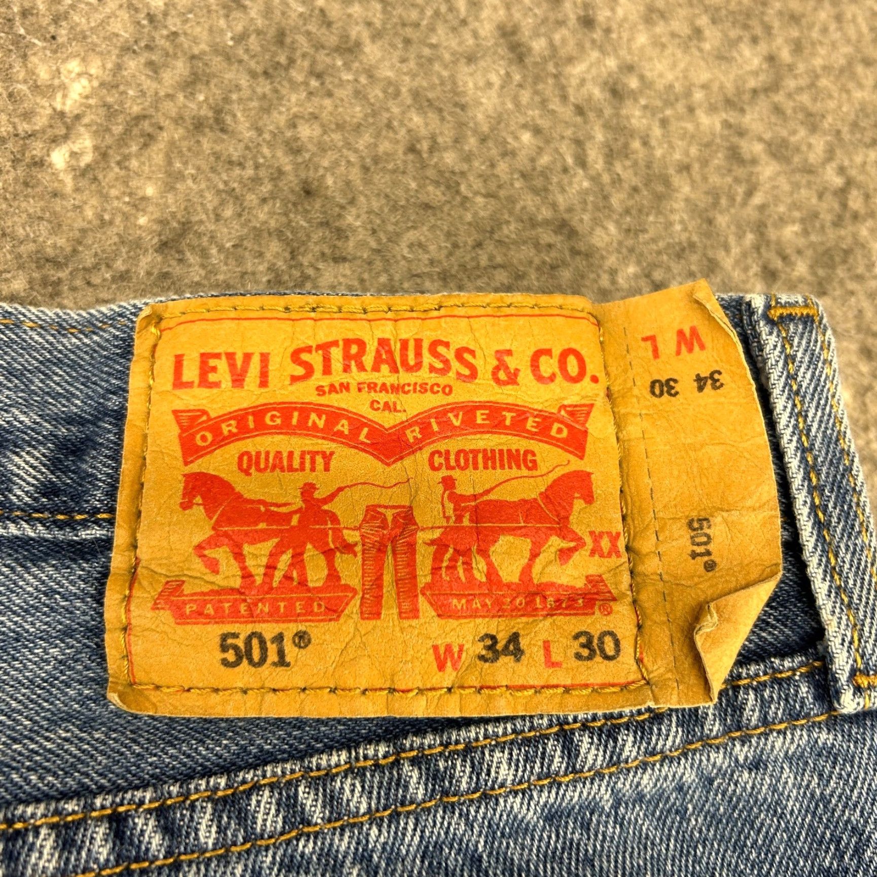 Levi's VINTAGE Levi's 501 Jeans Mens 34x30 Blue Straight Regular Fit Medium Wash Button Fly Denim Distressed 500 Series Mens Size US 34 / EU 50 - 7 Thumbnail