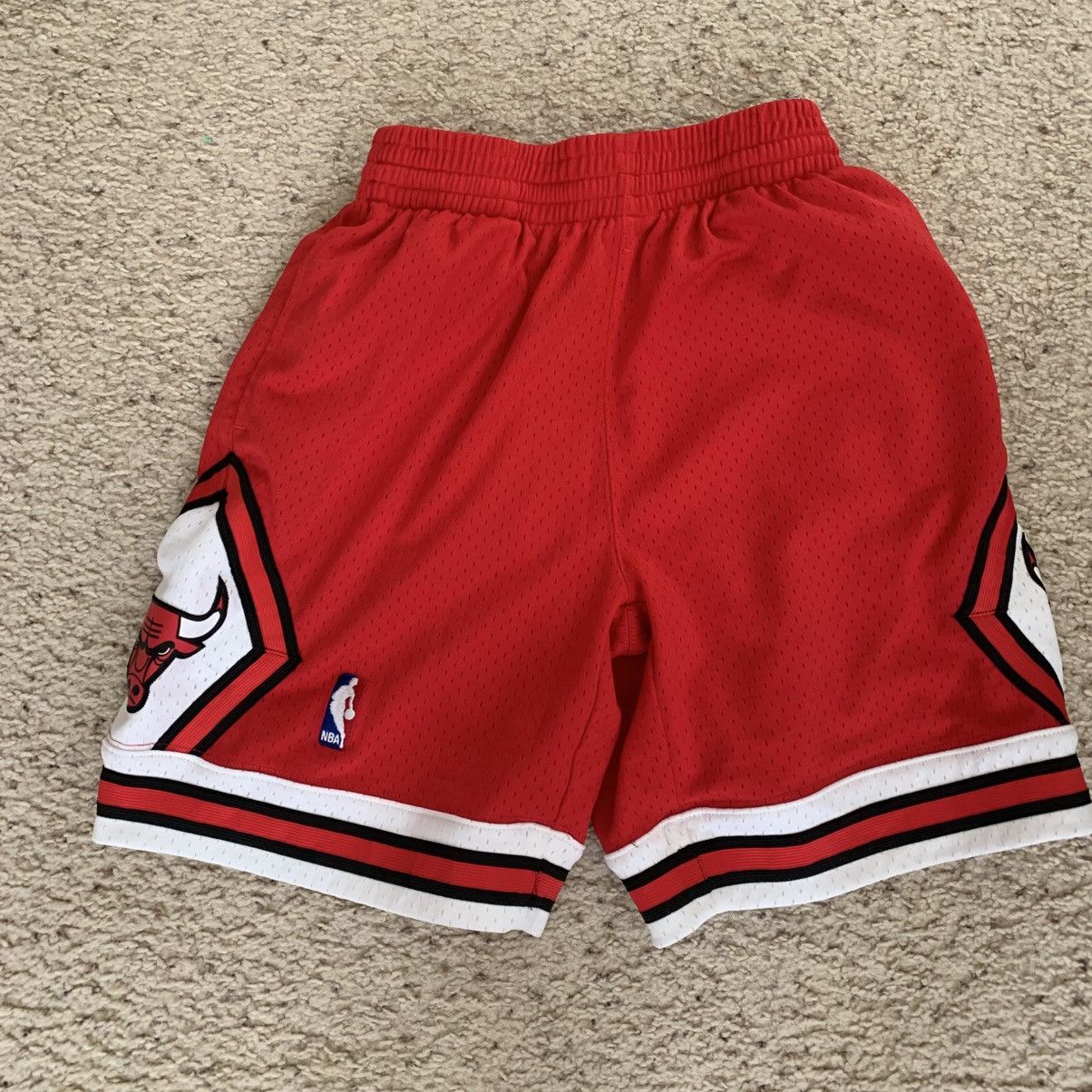 Mitchell & Ness Mitchell & Ness Chicago Bulls Swingman Shorts Size US 30 / EU 46 - 3 Thumbnail