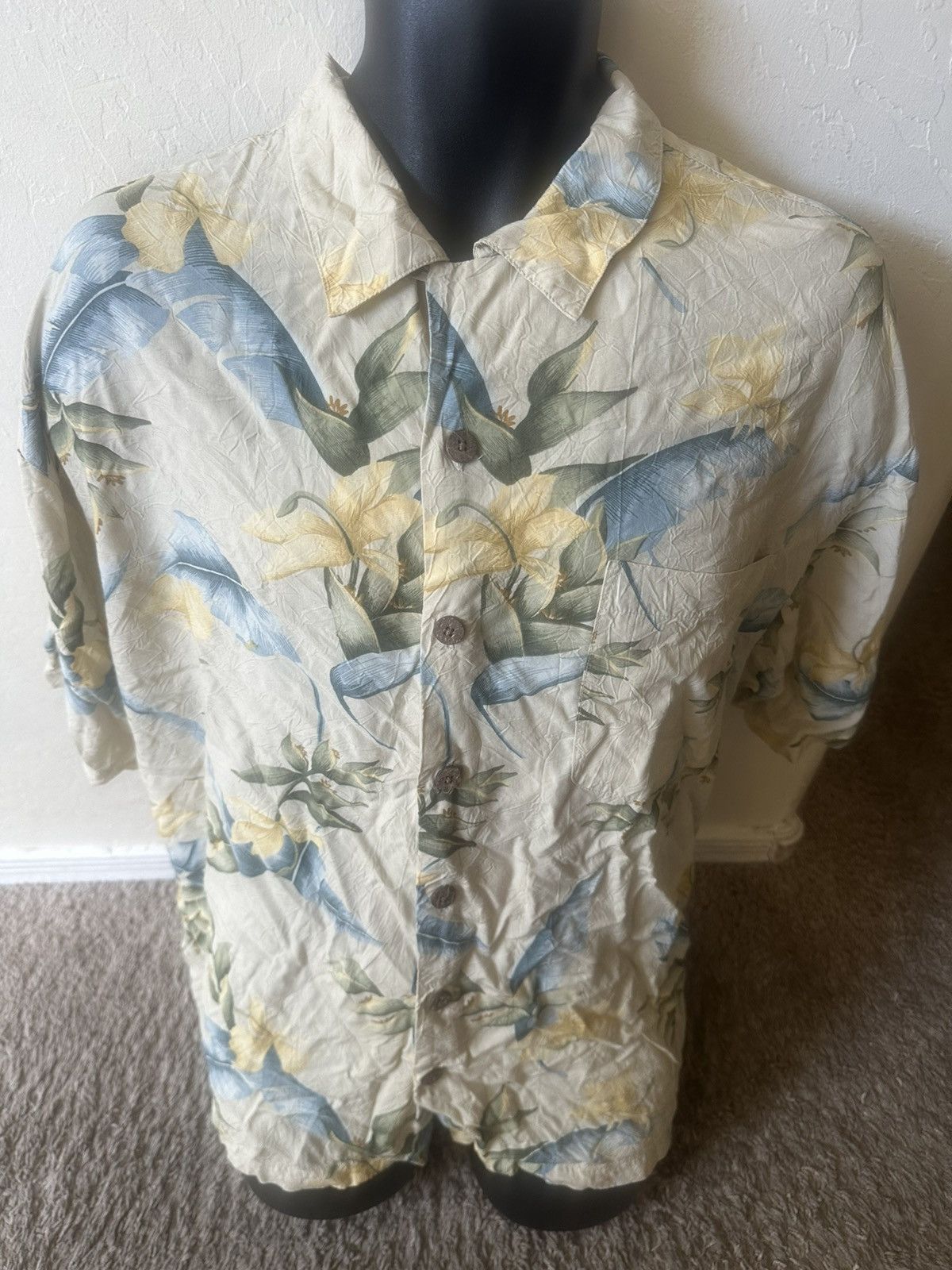 Tommy Bahama Men’s size XL Tommy Bahama short sleeve pocket floral Size US XL / EU 56 / 4 - 1 Thumbnail