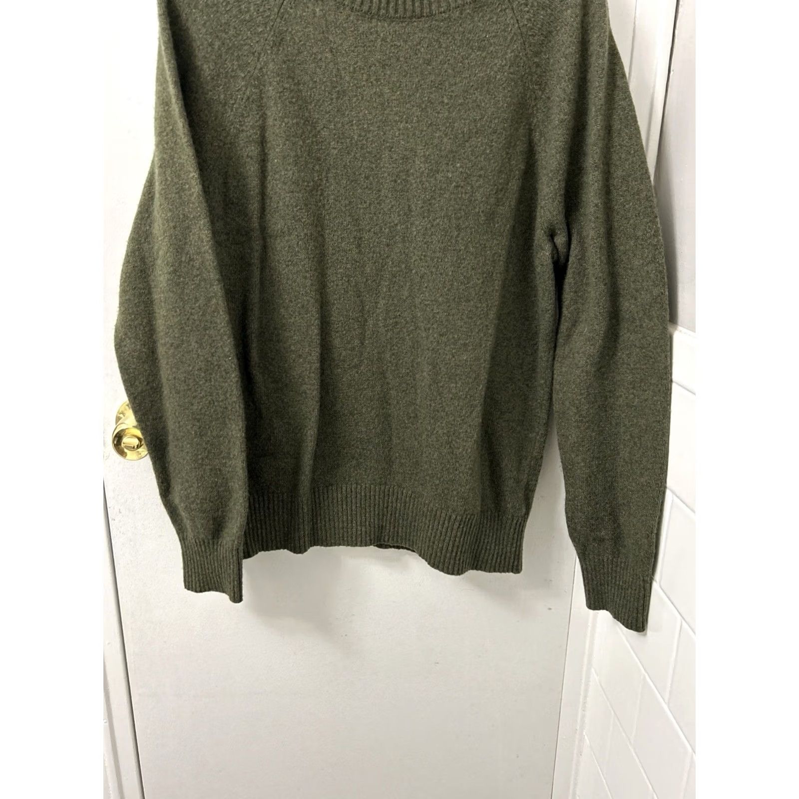 Olive VINTAGE? No — J Crew Sweater Mens L Olive Green Raglan Crewneck L/S Knit Pullover All Seasons Fall Winter Spring Casual Mens Size US L / EU 52-54 / 3 - 3 Thumbnail