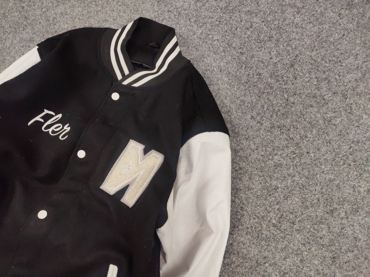 Japanese Brand Vintage 90's Japanese Black White Logo Varsity Bomber Jacket Size US L / EU 52-54 / 3 - 4 Thumbnail