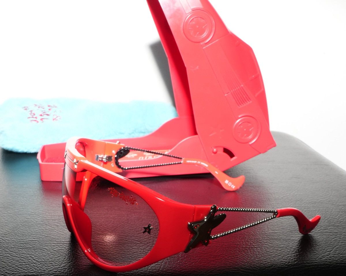 Le Specs Le Specs X Ian Charms Nepo Baby Shield Sunglasses in Red Size ONE SIZE - 4 Thumbnail
