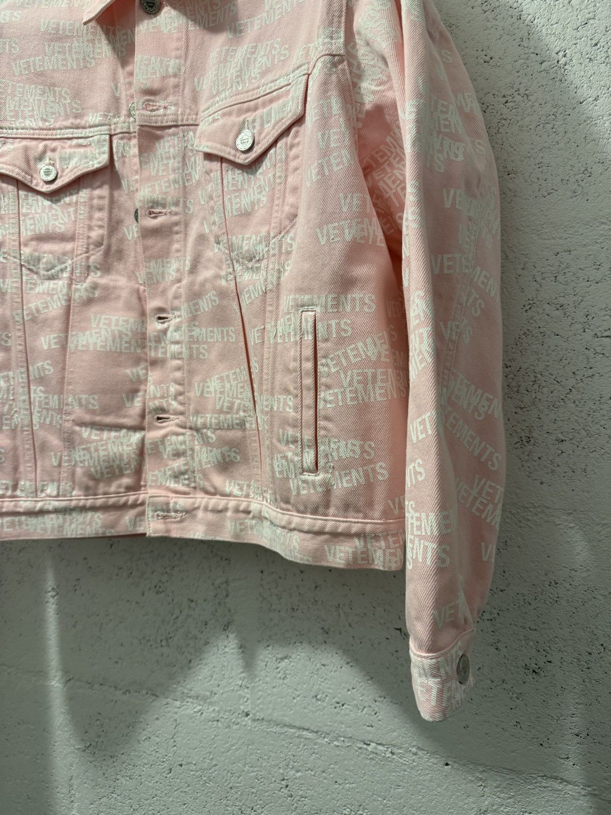 Vetements *RARE* VETEMENTS GVASALIA STAMP AOP DENIM JACKET Size US M / EU 48-50 / 2 - 7 Thumbnail