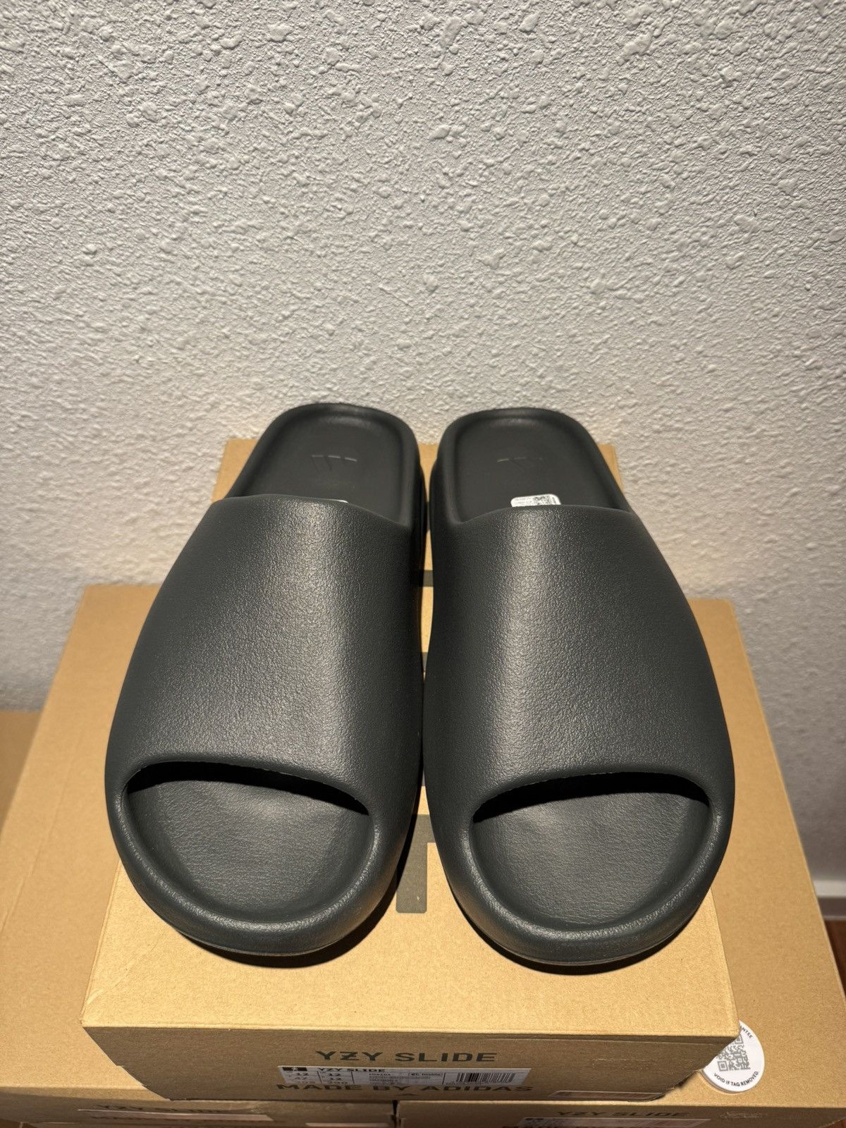 靴 YEEZY SLIDE ONYX US 6 24.5 cm Amazon.com | adidas Yeezy Slide 'Dark Onyx', 6 Women/6 Men