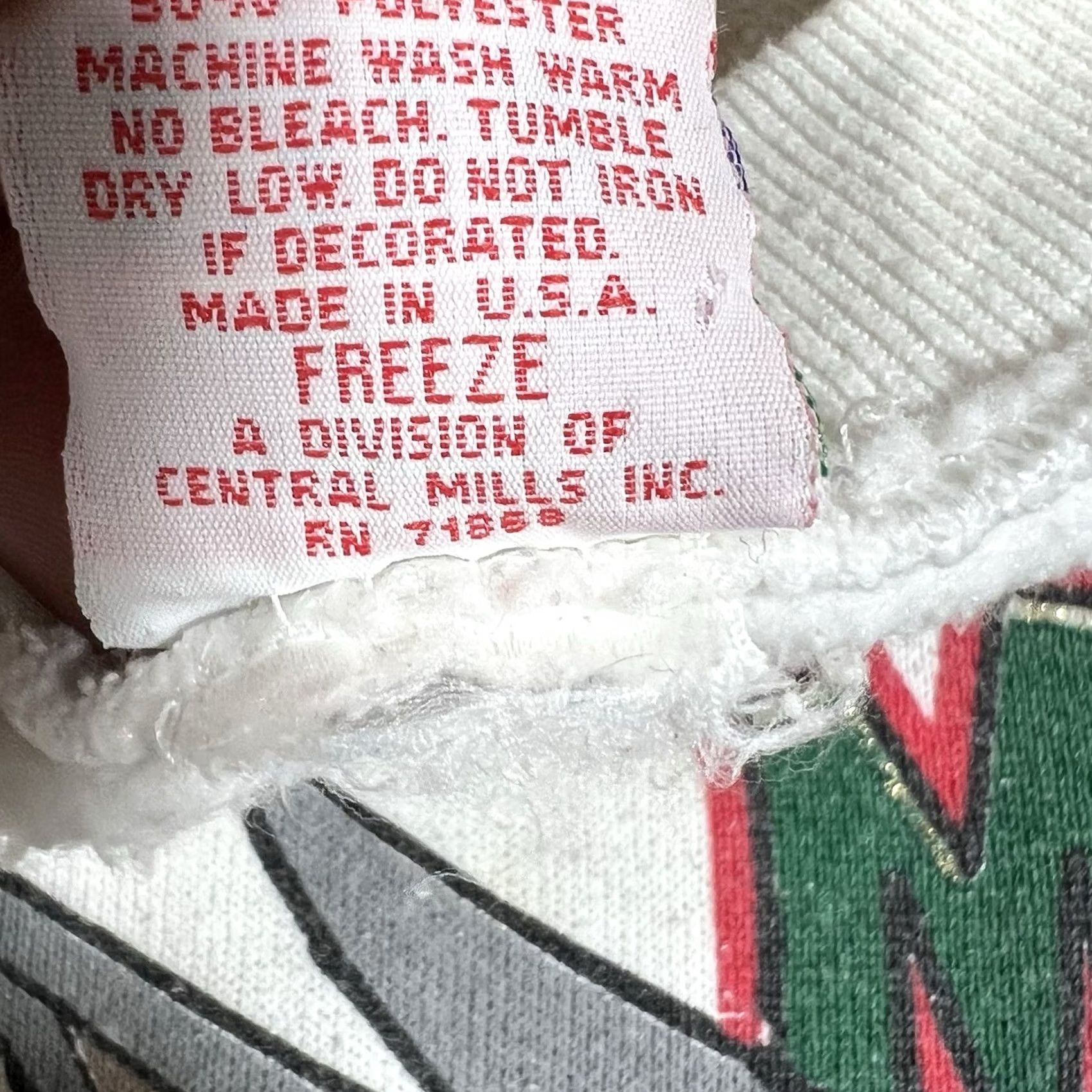 Vintage VINTAGE Freeze Sweatshirt Bugs Bunny 90s Size XL White Mens Pullover Christmas Warmer 1994 Cartoon Size US XL / EU 56 / 4 - 6 Thumbnail